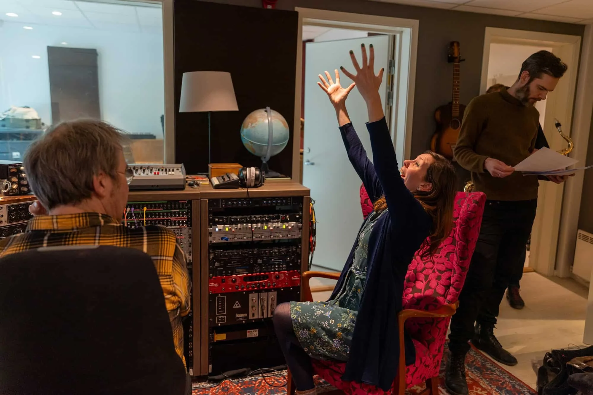 Kristin Bolstad og medmusikere i samtale og samarbeid mellom takes i studio