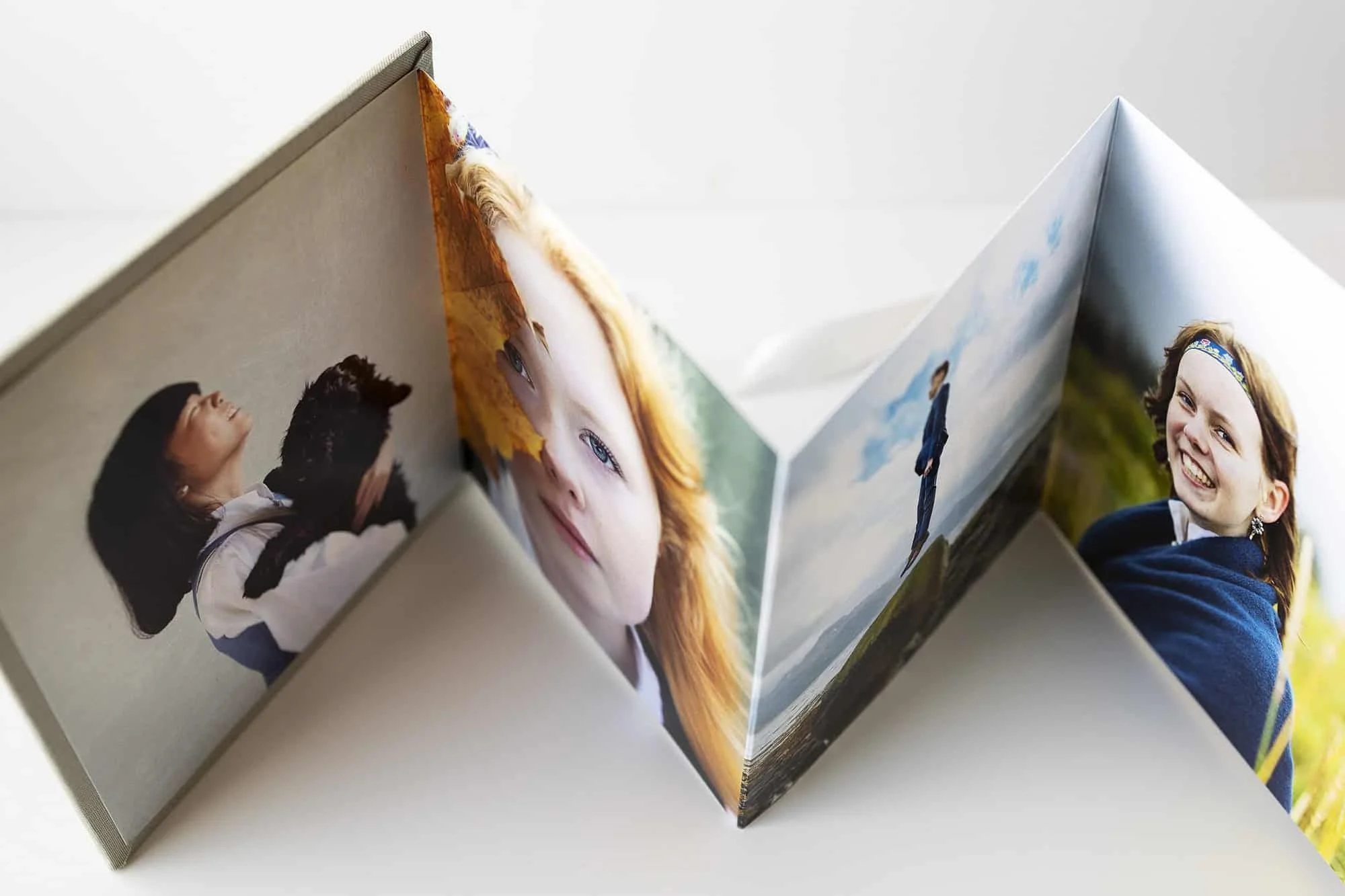 Bilde av et trekkspillalbum med bilder av ulike konfirmanter