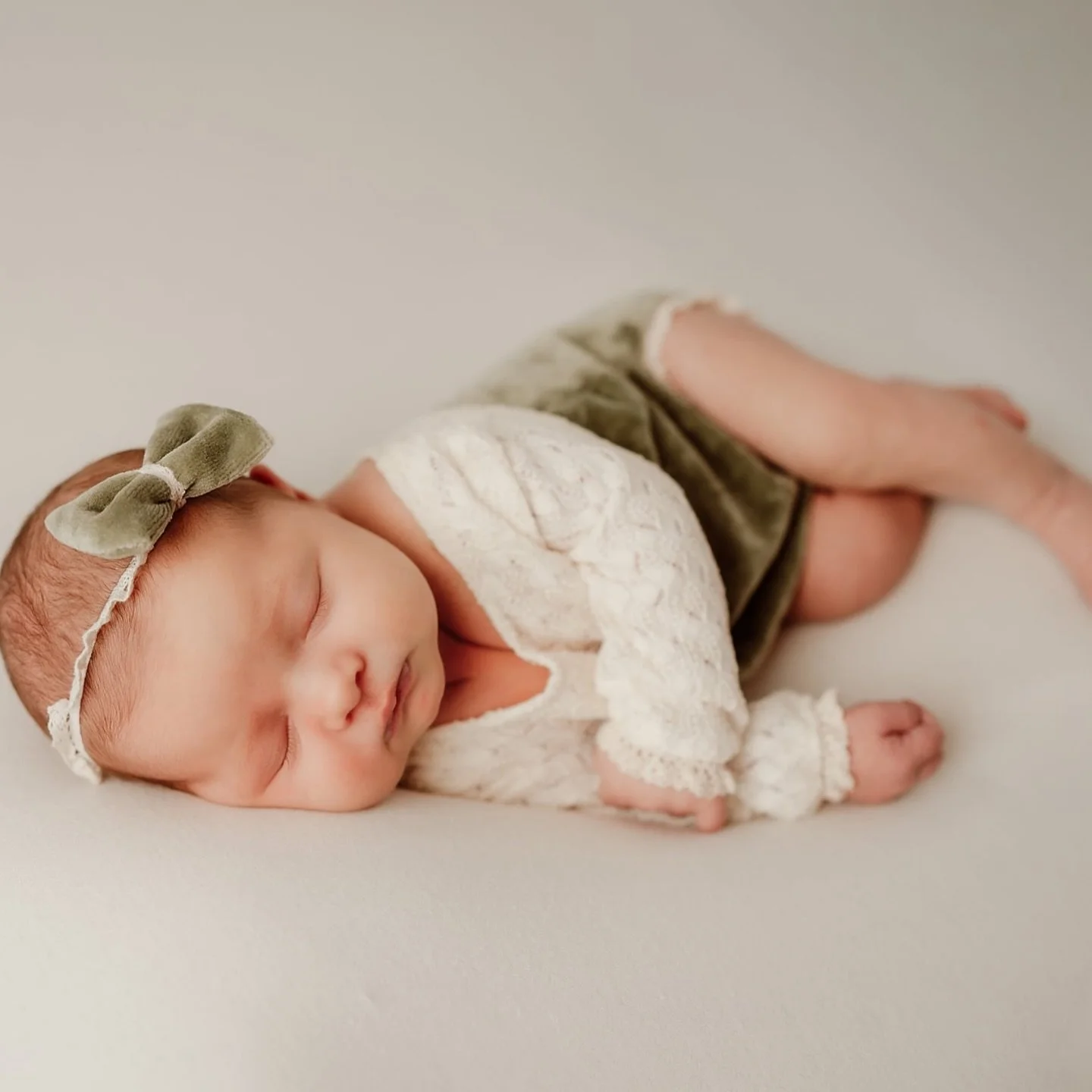 Newborn sessions! 
I know this precious time is so special during the first few days with your baby, its easy to get caught up and forget they are this little for such a short period of time 🕰️. 
I would love to invite you for a baby photoshoot sess