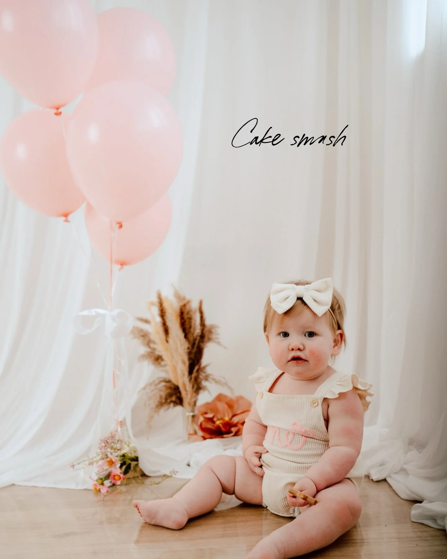 Just a little bit obsessed with this cake smash session 🤍

The tiny toes, the baby rolls, the icing-covered hands and the serious concentration over cake priorities&hellip; honestly, I&rsquo;m in love 😭🧁

These sessions are always such a mix of ch