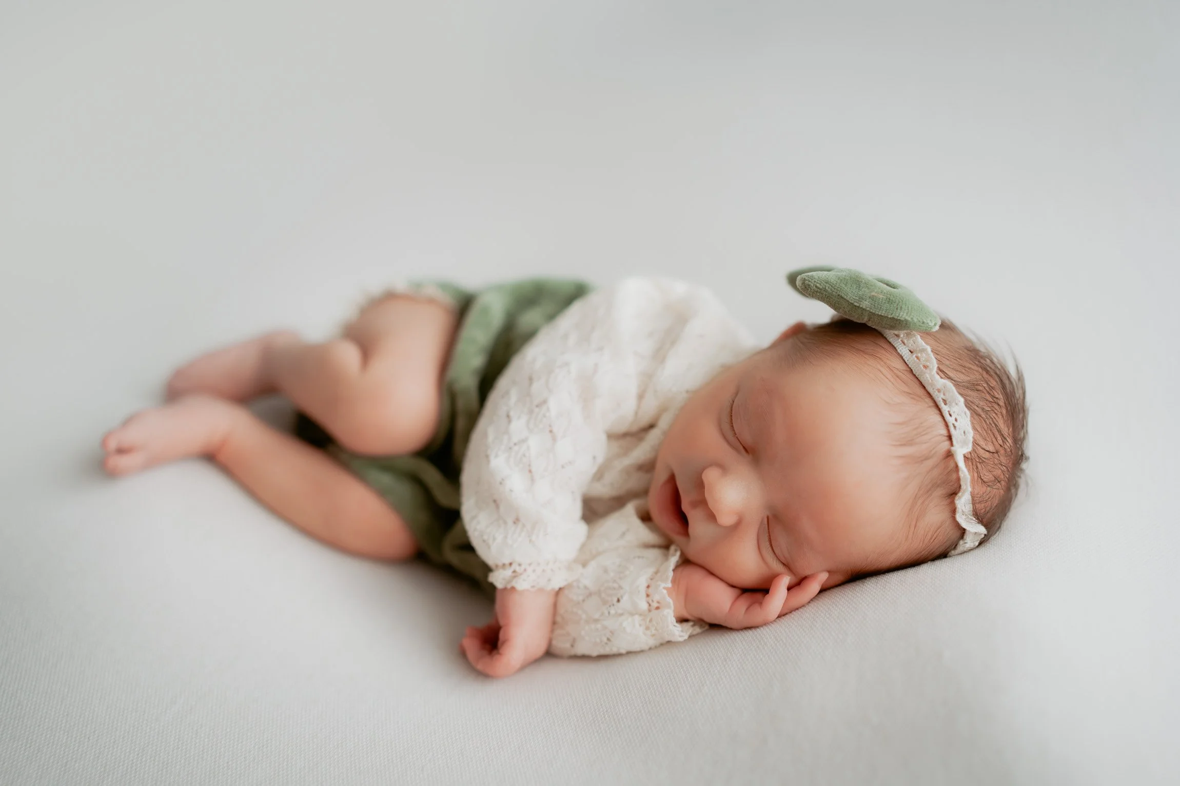 What Does a Newborn Photoshoot Look Like at 7 Days Old?