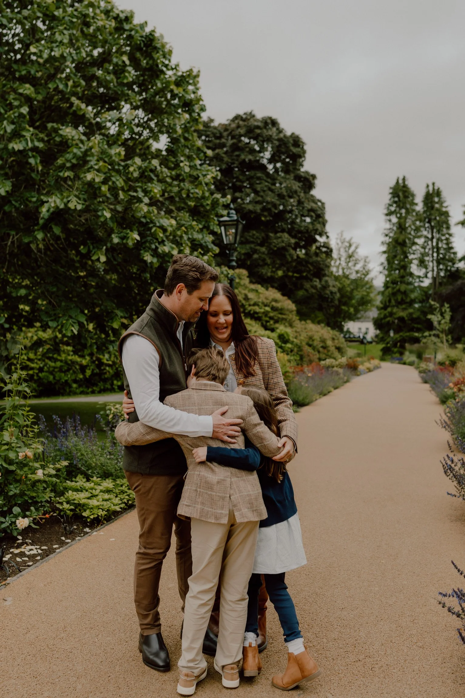 Family Cuddles in the Gleneagles Gardens