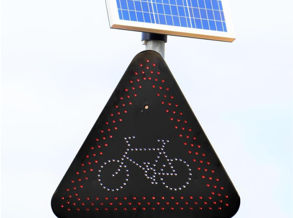 Glasgow pioneers electronic signs activated by presence of cyclists
