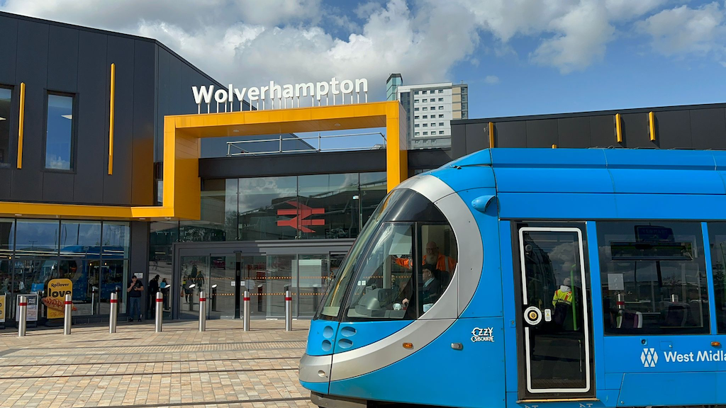 Wolverhampton tram extension opens connection to railway station