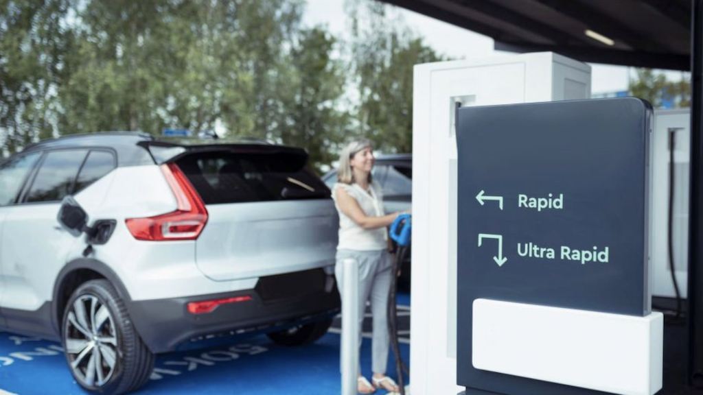 Government fails to hit its motorway services high-power EV charger target
