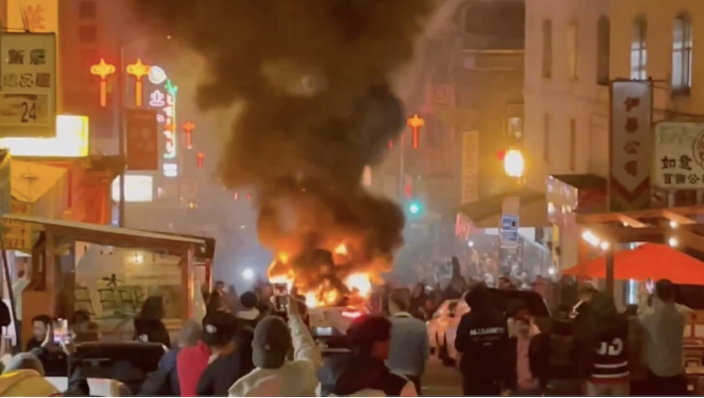 San Francisco crowd mobs and destroys self-driving Jag