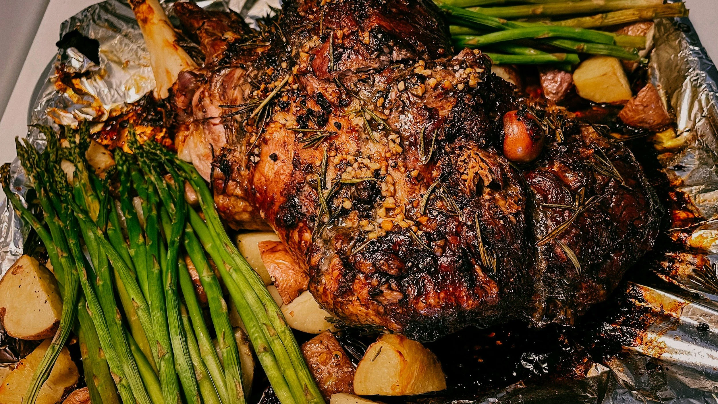 A beef chuck roast with asparagus and other vegetables