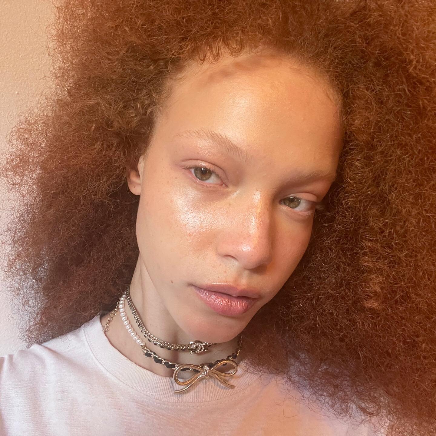 Liquid highlights and clean natural skin on @tiannast.louis yesterday, so excited for this one! Hair @gavinharwinhair Makeup @christinecherbonnier @thewallgroup 🧡🧡🧡

Skin: @reynskin Performance Oil @milkmakeup Bionic Glow Illuminating Liquid Highl