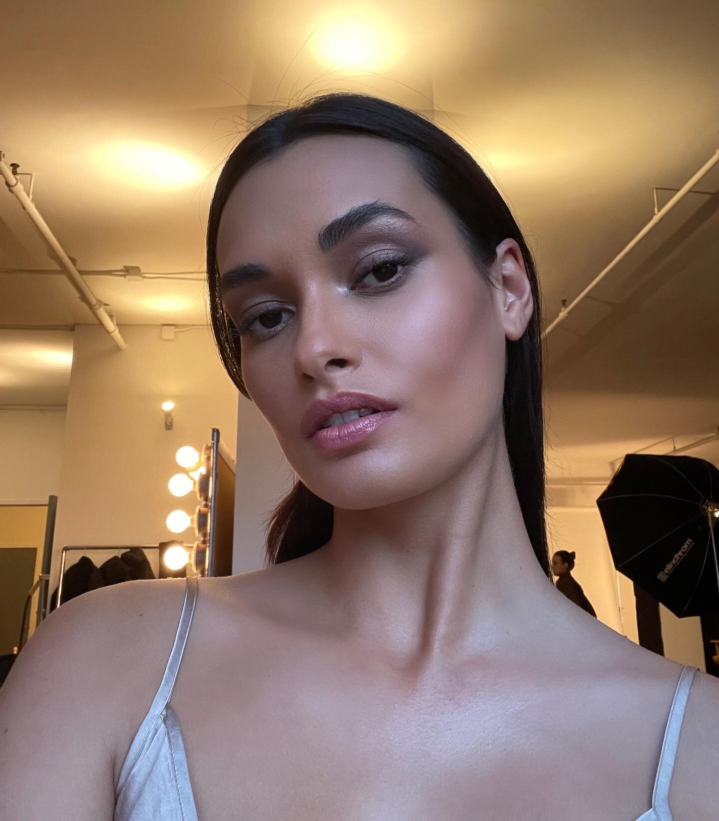 I had the best week in the city doing makeup and working on an exciting announcement coming soon! Here&rsquo;s a soft glam bts on stunning @giizeleoliveira for @chantecaille 💗 #gizeleoliveira