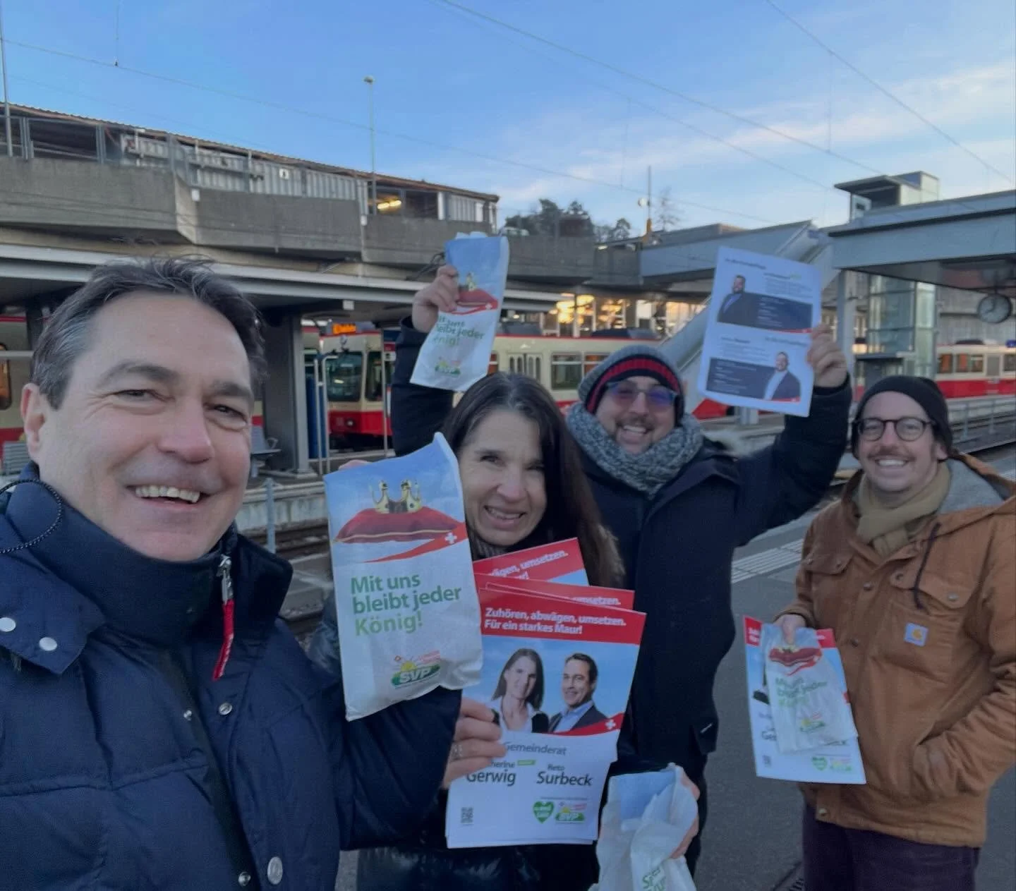 Heute morgen um 06.30 haben wir zusammen mit der @svp_kuesnacht Gipfeli und Wahl-Flyer an der Forchstation verteilt. So startet man doch gerne in den Tag! #svpbidel&uuml;t #svpmaur #wahlen2026 #f&uuml;reusil&uuml;&uuml;t