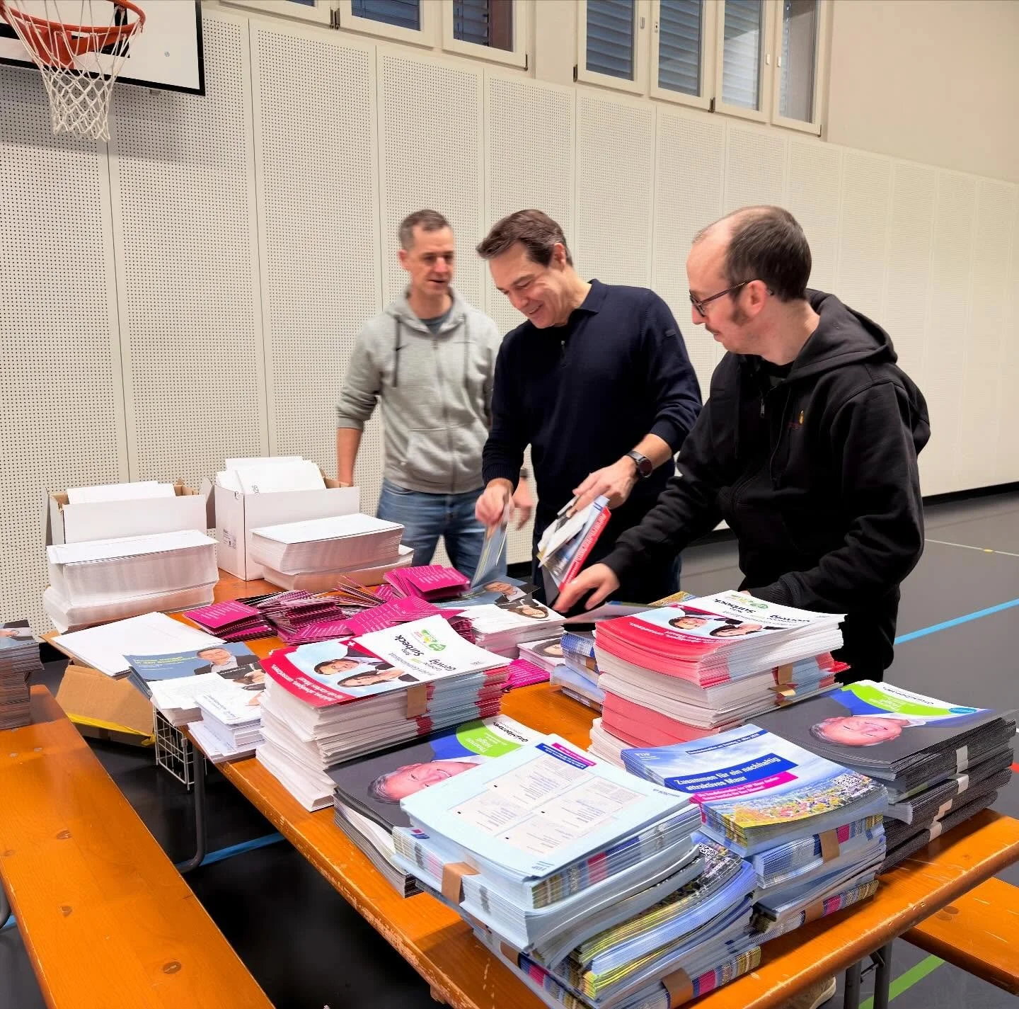 Gestern haben alle Kandidatinnen und Kandidaten der Kommunalwahlen 2026 die Wahlcouverts verpackt - neuer Rekord von 2 Stunden und 7 Minuten #wahlkampf #kommunal #svpzuerich #svpmaur