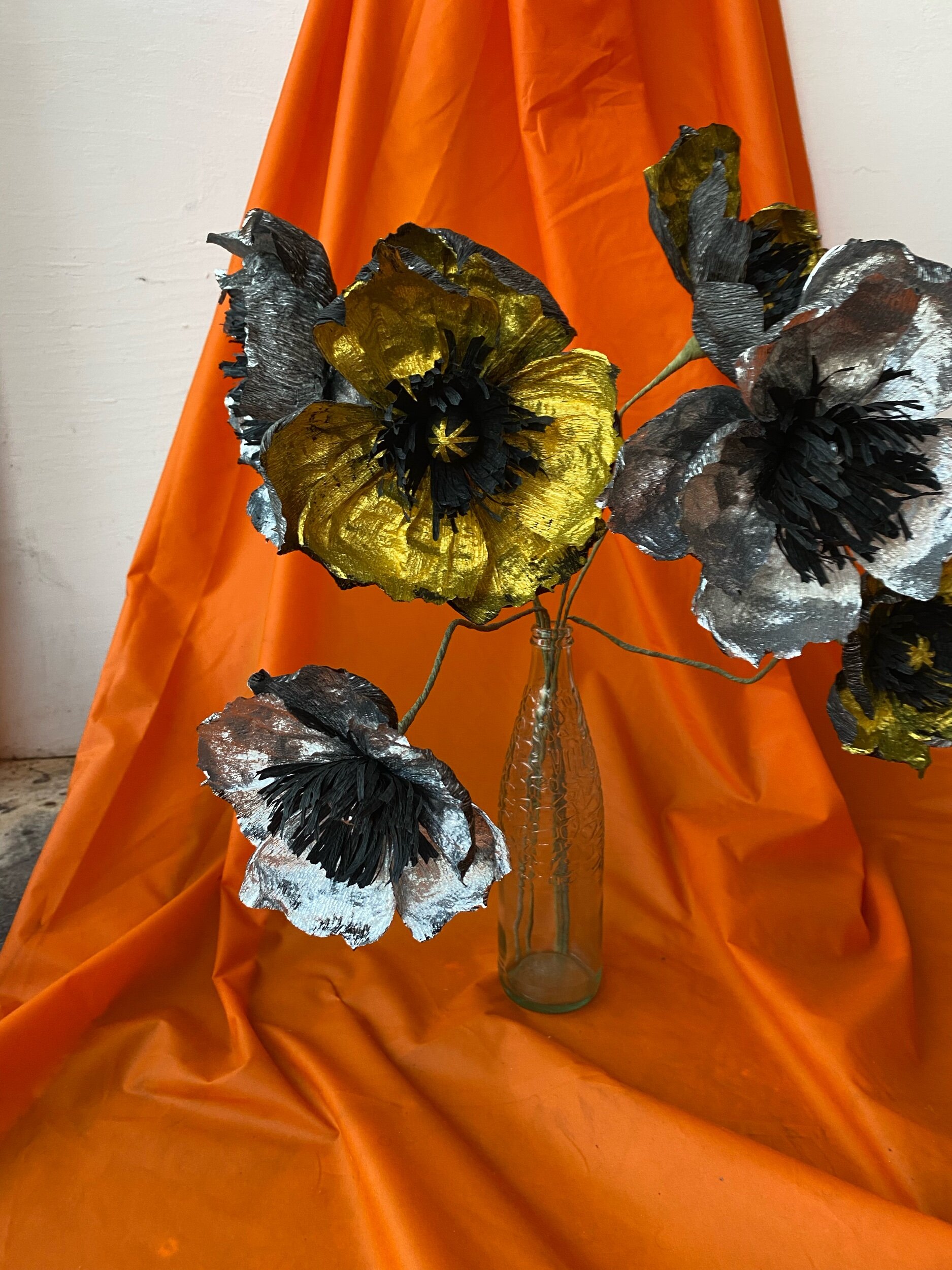 Metallic paper flowers by EMMELI KIMHI, 2021.