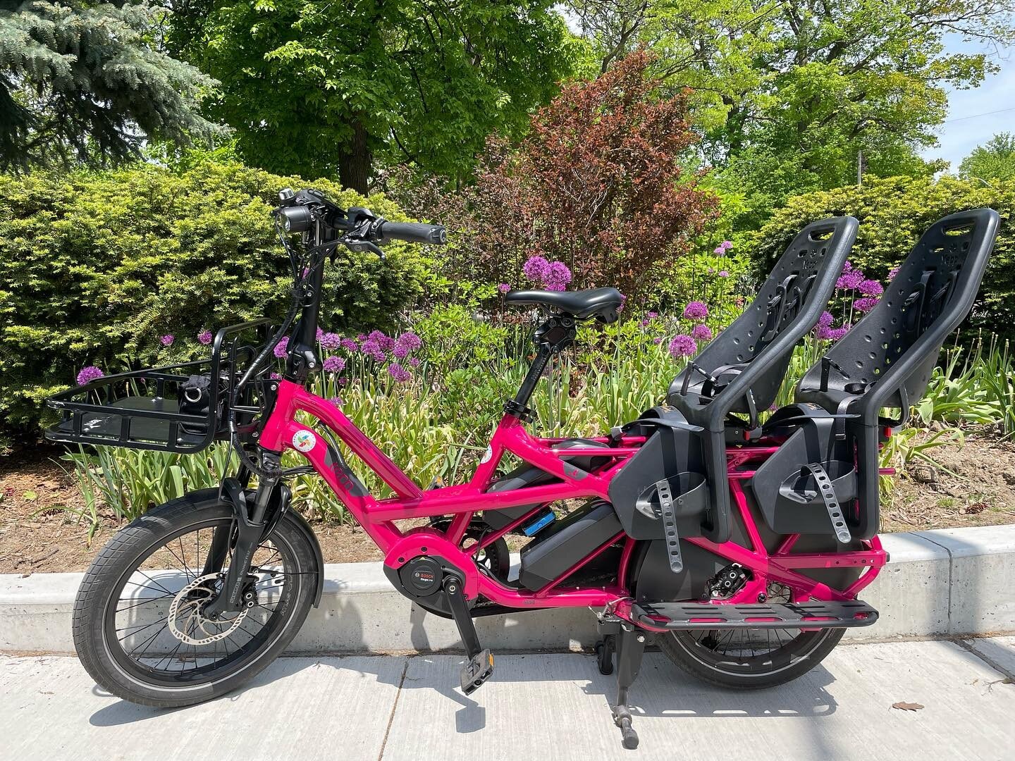 Grace has just moved back to Toronto with her two toddlers and wanted a fun &amp; easy way to take them to parks, the aquarium, and preschool. She was thrilled with her rental of our @ternbicycles GSD, &ldquo;Rosie,&rdquo; and says she&rsquo;ll be ba