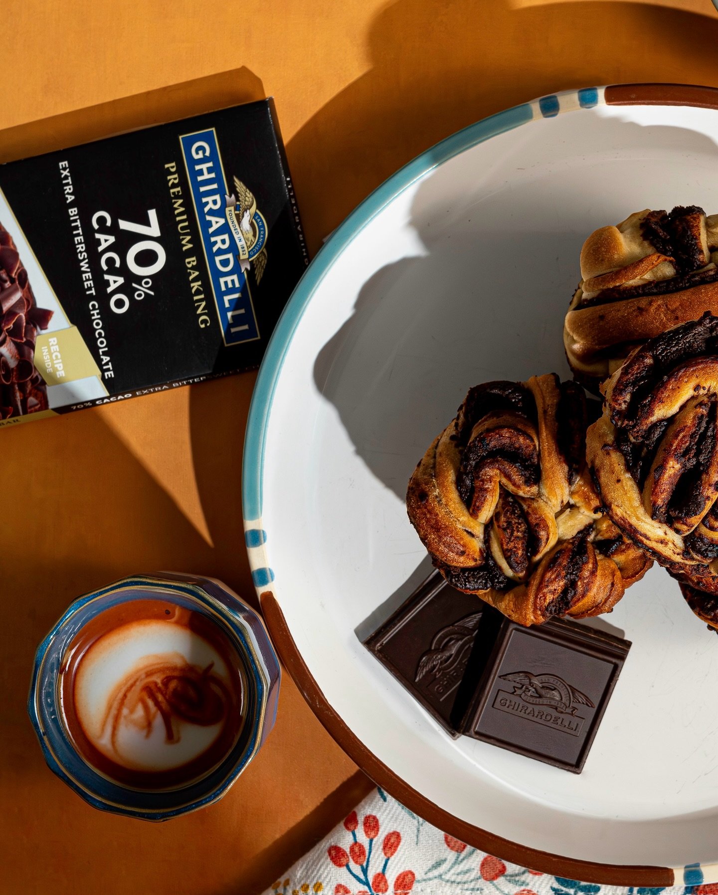 ▫️▫️▫️These swirly chocolatey cuties were literally heavenly and I need to make them again.
▫️Chocolate Espresso Buns with Ghirardelli dark chocolate.
▫️Recipe by: @breadbyelise 
◽️◽️◽️

#foodphotographyandstyling #westtexasphotographer #foodphotogra