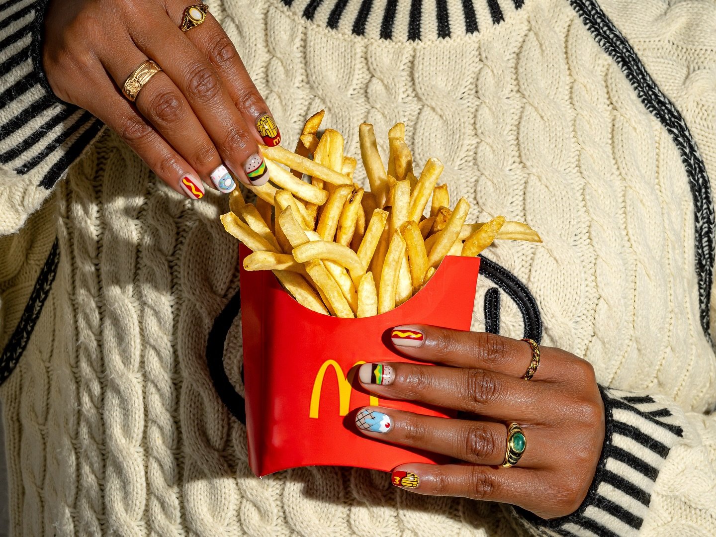 ▫️▫️▫️Just a fun idea I had after getting the cutest nails done by @sienna_styles_nails !
▫️I waited in line for 20 minutes for these fries. Swipe to see the concept!
▫️💅🏾: @sienna_styles_nails
▫️📸🍟: photographed &amp; styled by me!
▫️▫️▫️