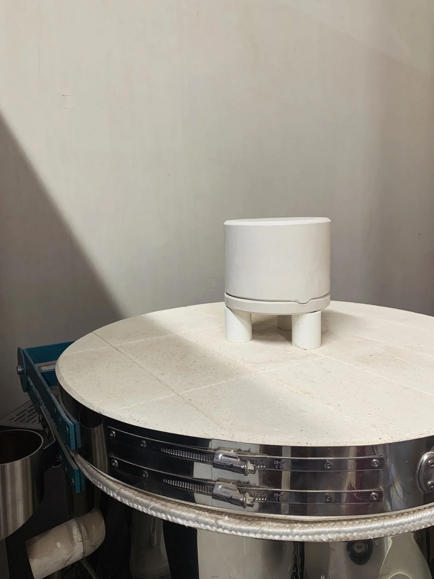 Mold making my way through the week 🪣

#ceramics #ceramicstudio #slipcasting #moldmaking #plaster #designstudio #designer #ceramicdesigner