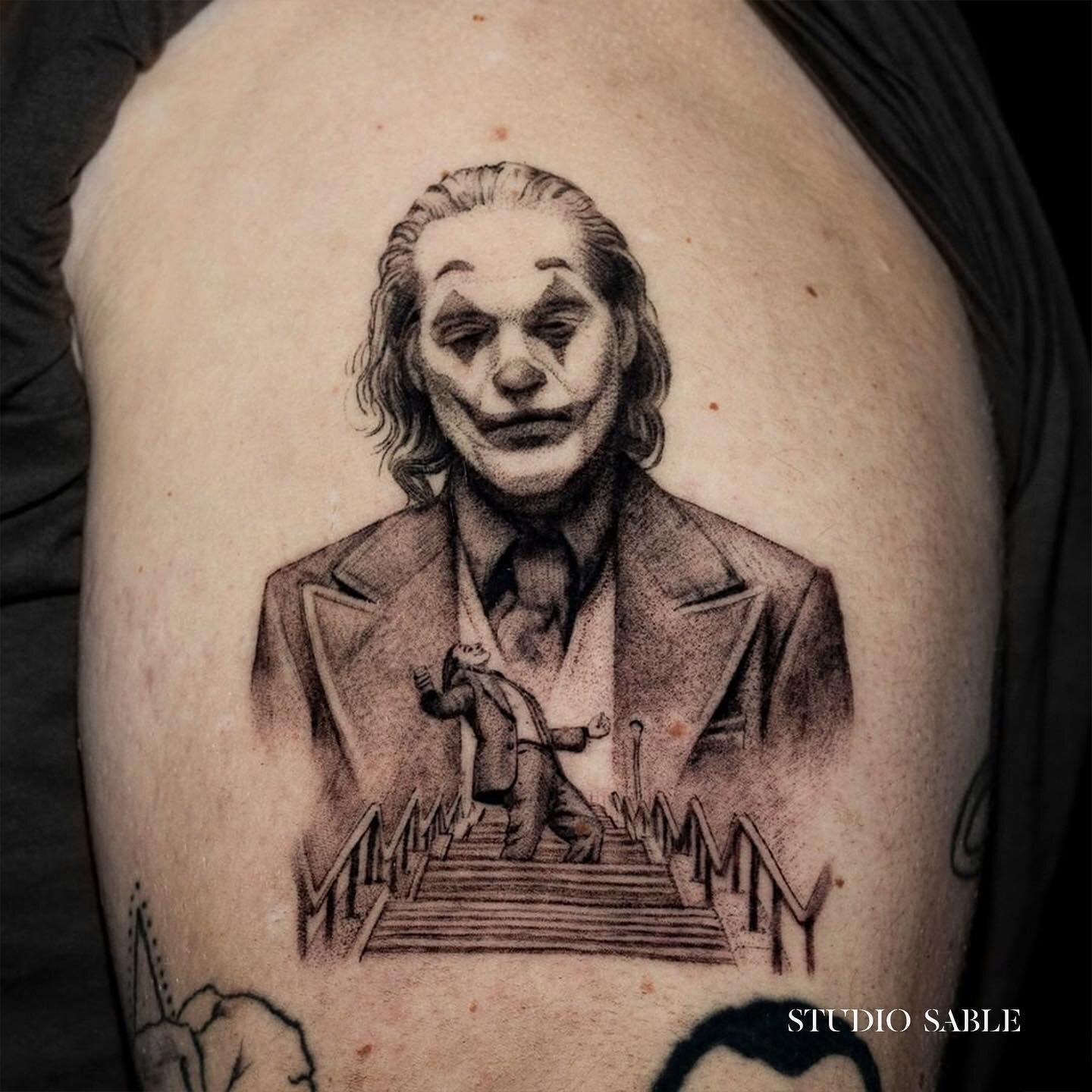 The Joker by @jimburgman 🃏
.
.
.
#smalltattoo #tinytattoo #microtattoo #cutetattoo #detailedtattoo #amsterdamtattoo #realismtattoo #darksurrealism #surrealtattoo #3rlonly #dotworktattoos #finelinetattoos #tattooinspiration #3rl #surrealistic #darkar