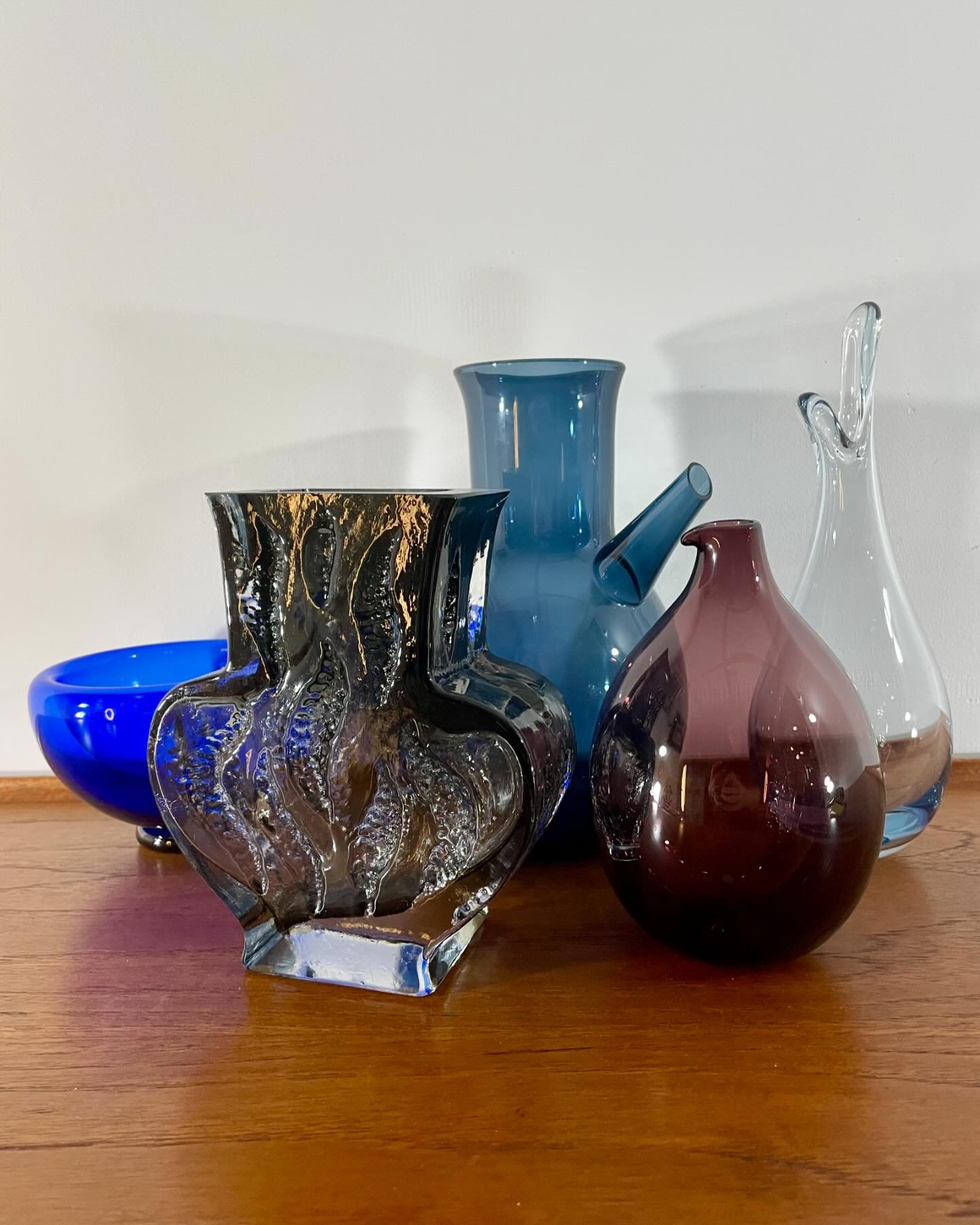 Ingridglas, Sarpaneva, Holmegaard.
#scandinavianglass #midcenturyglass #collectingglass #beakers 
#penticton #naramata #vintage #heartsdesire