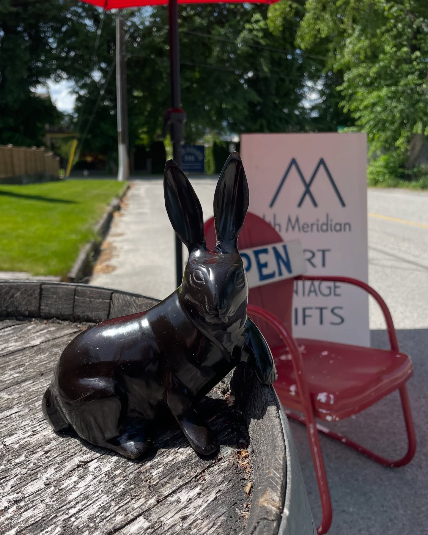 Before you settle in for a fabulous dinner @bistrolapinperdu drop by @4th.meridian.art.interiors for a browse. 
#vintage #collectibles #gifts #art #unexpected #objects #naramata