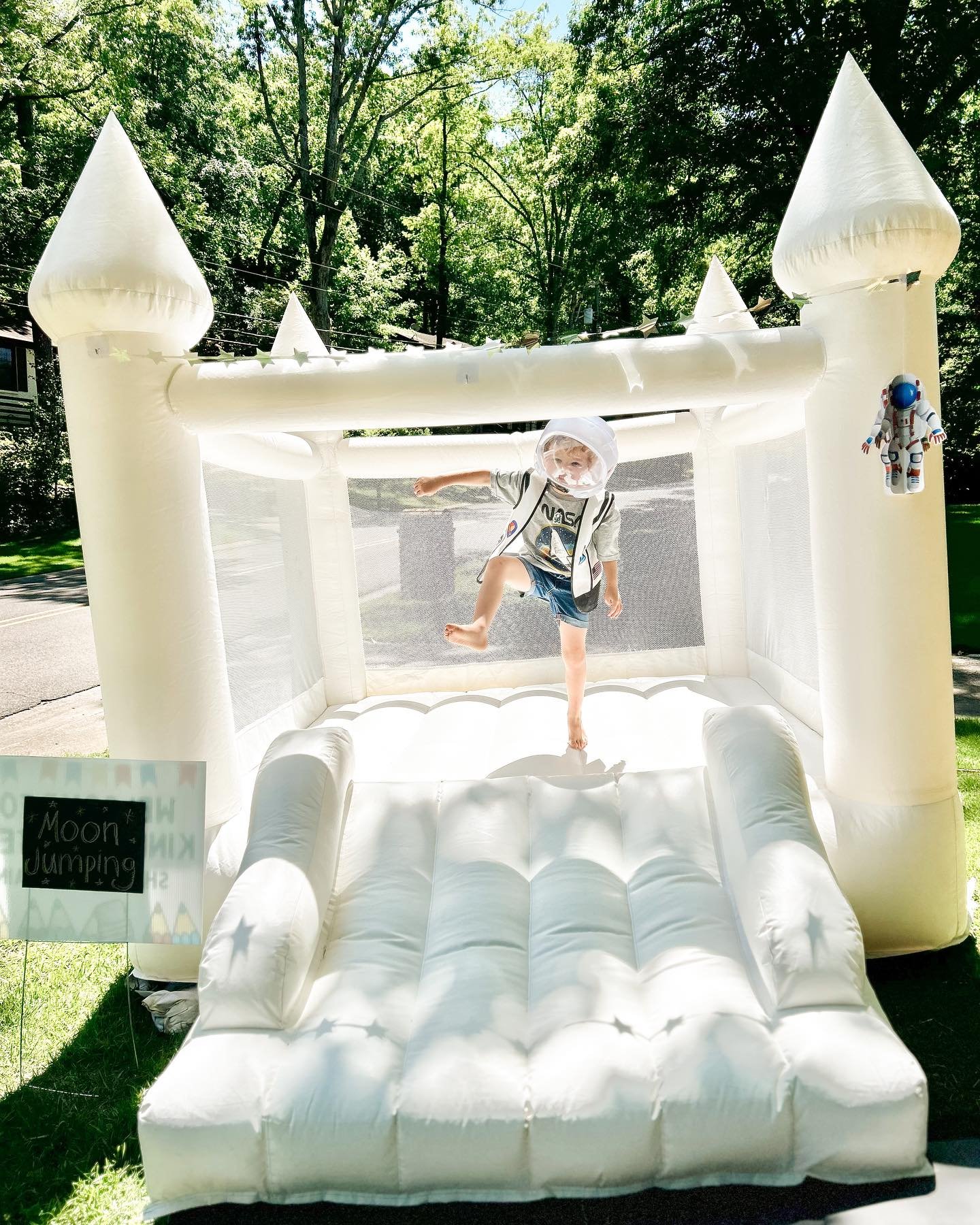 This little astronaut blasted off with fun in our mini bounce house! Perfect for the smallest jumpers. 😍👩&zwj;🚀