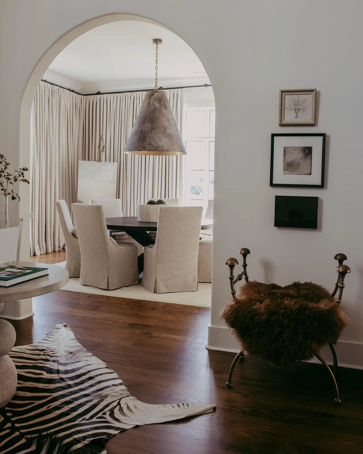 Effortlessly chic 🖤
.
.
.
#clairethompsondesign #interiordesign #interiors #interiorstyling #entrance #entryway #diningroom #curated #chic #luxeinteriors