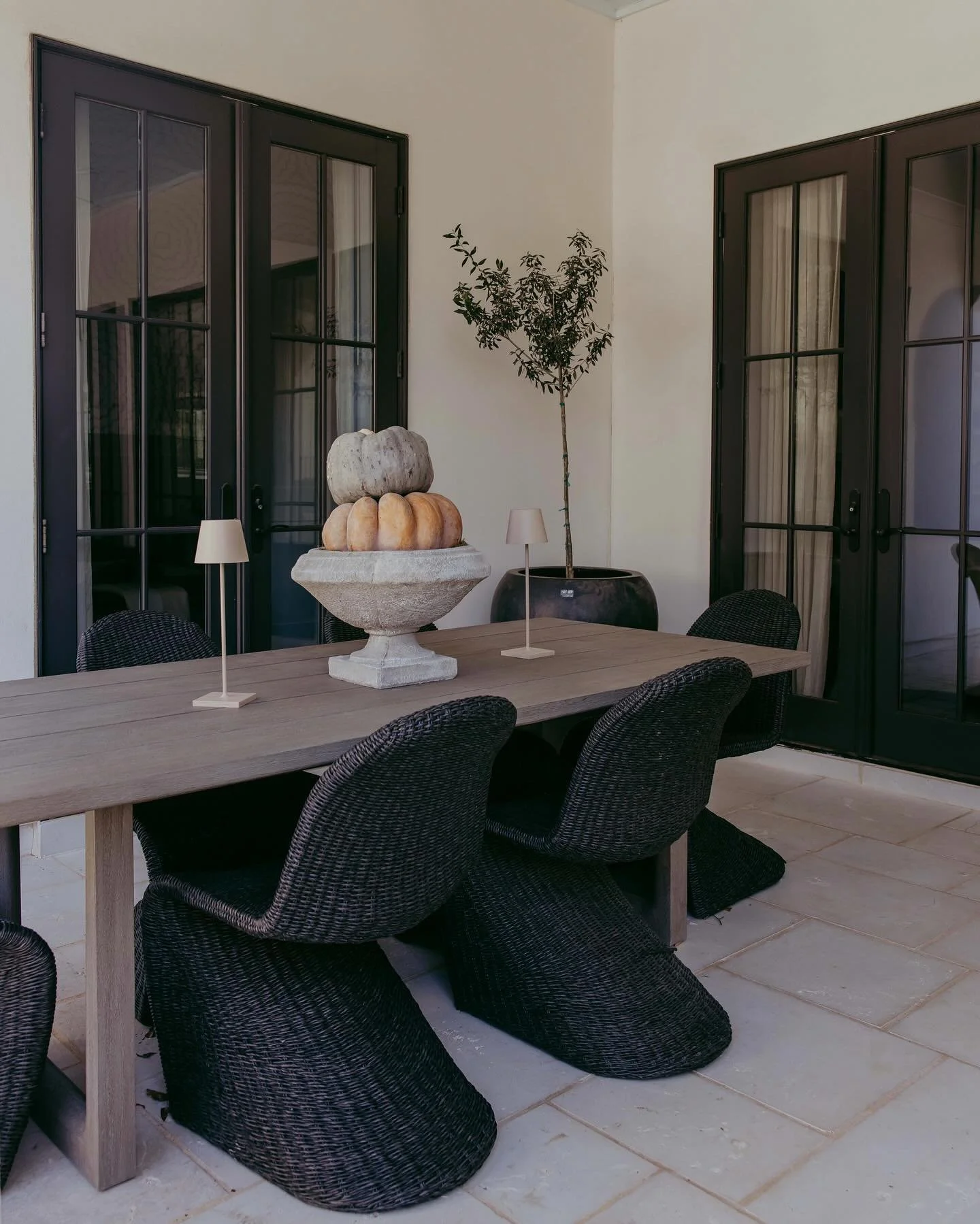 All that&rsquo;s missing is cooler temps 🍂
.
.
.
#clairethompsondesign #outdoorliving #outdoordining #alfresco #alfrescodining #patio #fall #fallvibes