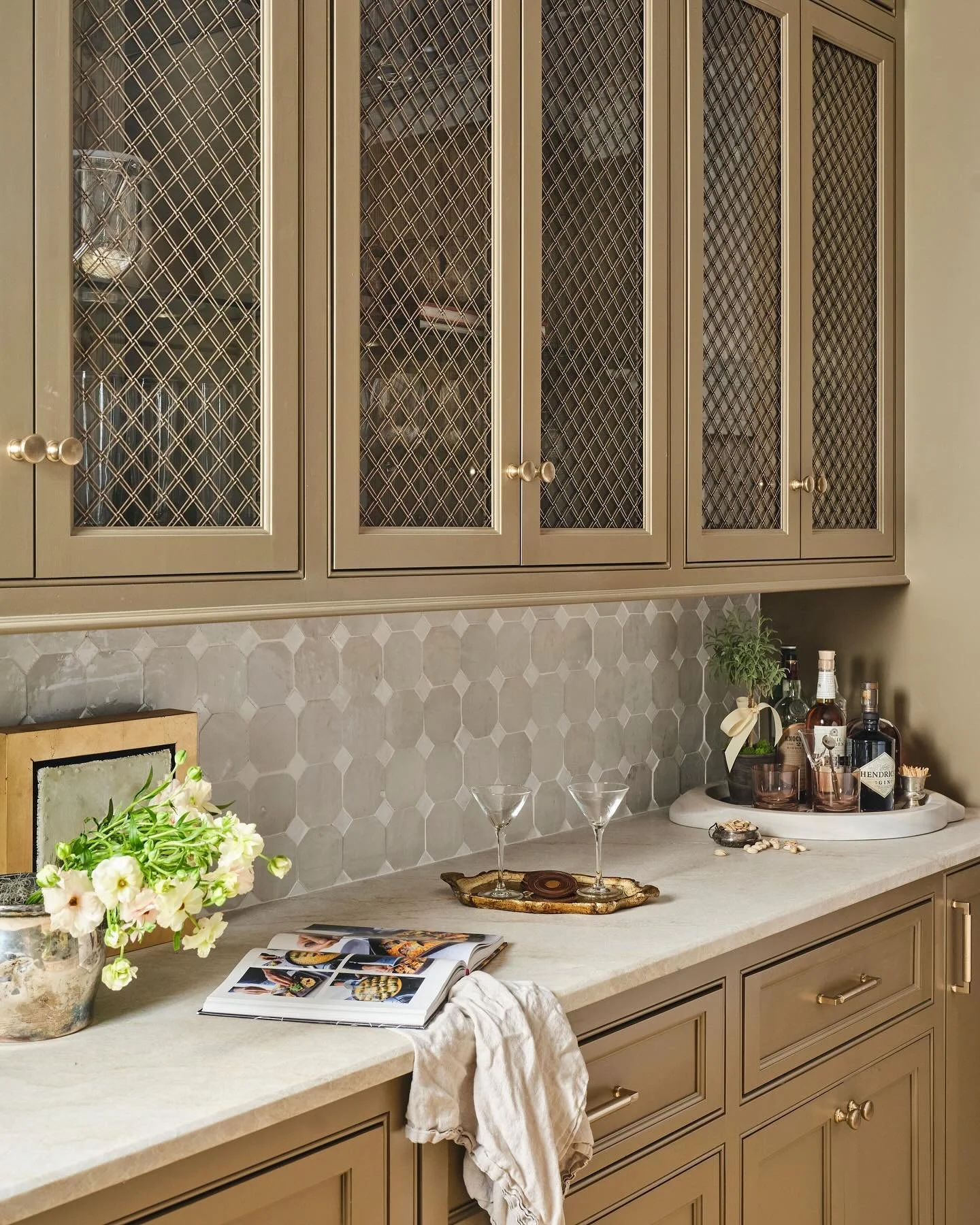 Is it 5 o&rsquo;clock yet?🍸
.
.
.
#clairethompsondesign #interiordesign #interiordesigner #residentialdesign #custombuilt #customhome #luxeathome #bardesign #tinitime #tgif