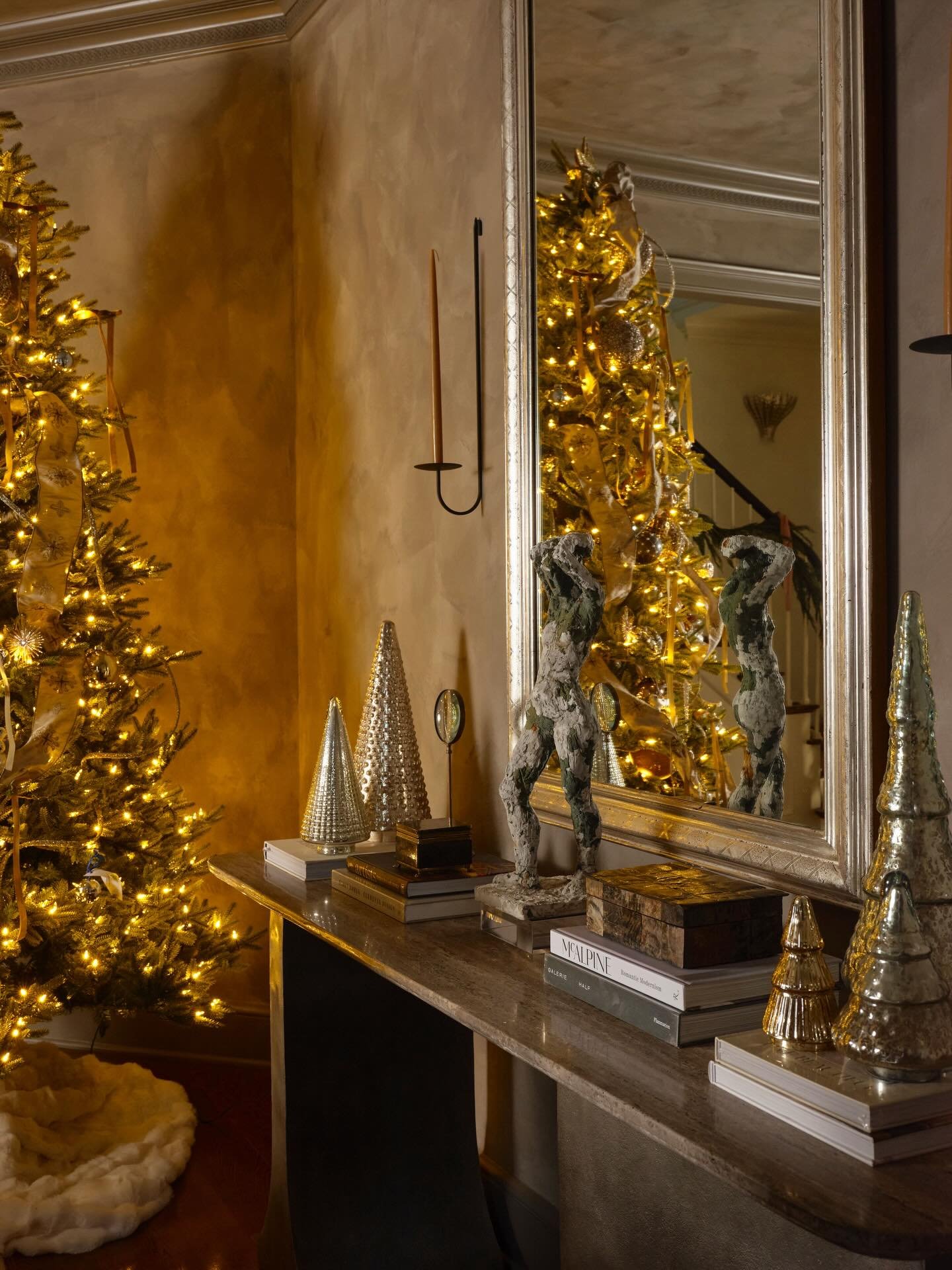 Asking Santa for more plaster walls this year!✨
&bull;
&bull;
&bull;
&bull;
Photography: @andrewwelchphoto 
Interior design: @clairethompsondesign 
&bull;
#clairethompsondesign #interiordesign #mississippi #mississippinteriordesigner #residentialdesi