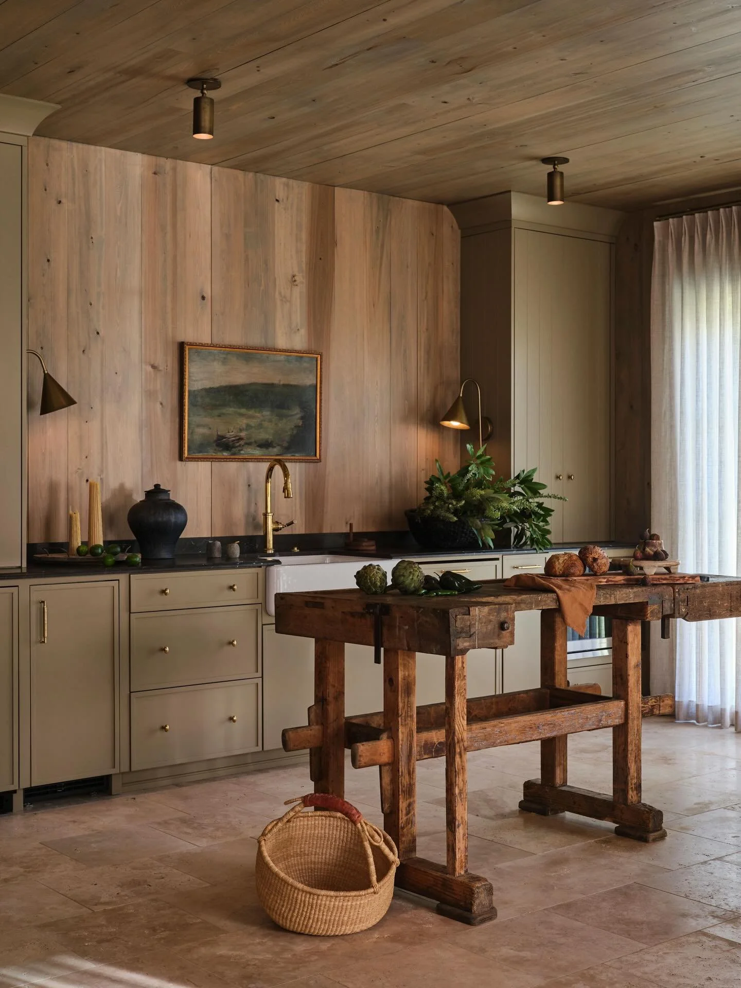 Warm kitchen moments all season long 🤎
.
.
.
Photography: @andrewwelchphoto 
Styling: @wrenandrosefloral 
Builder: @portico_homes 
Interior design: @clairethompsondesign 
&bull;
#clairethompsondesign #mississippiinteriordesigner #interiordesign #res