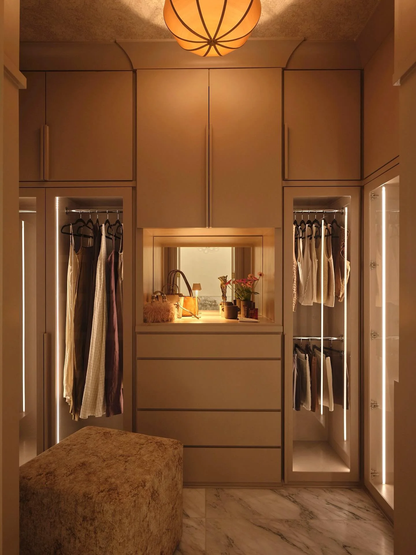 Balanced lighting, tailored cabinetry, timeless palette ✨
.
.
.
Photography: @andrewwelchphoto 
#clairethompsondesign #mississippiinteriordesigner #interiordesign #residentialdesign #customhome #custombuild  #neutralinteriors #closetdesign #customclo