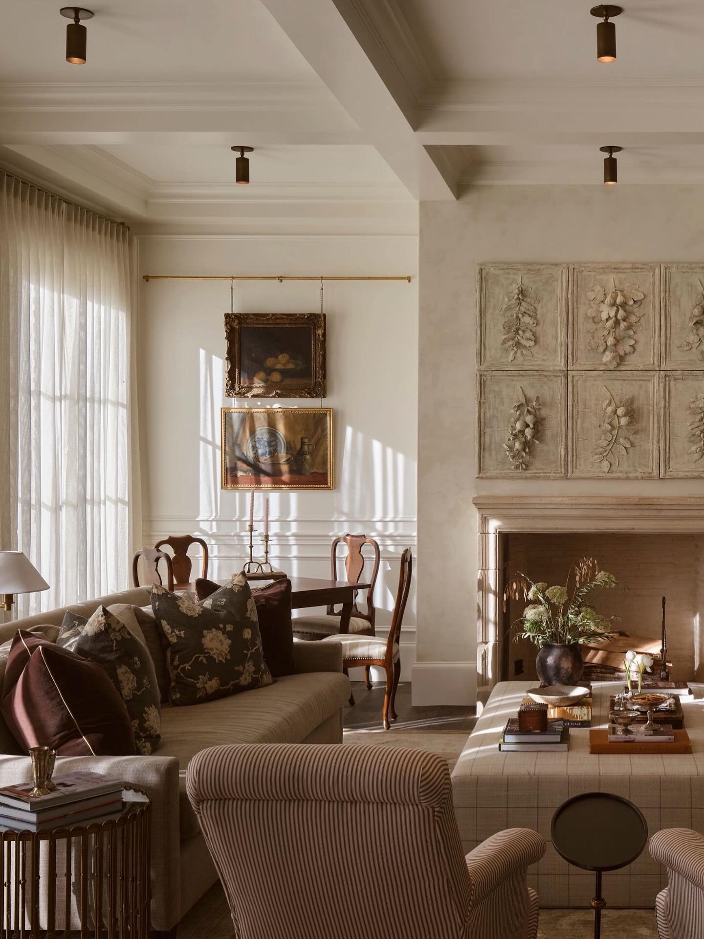 Falling for these warm tones 🍂
.
.
.
Photography: @andrewwelchphoto 
#clairethompsondesign #mississippiinteriordesigner #interiordesign #residentialdesign #customhome #custombuild  #neutralinteriors #layeredliving #customhome #textureandtone #warman
