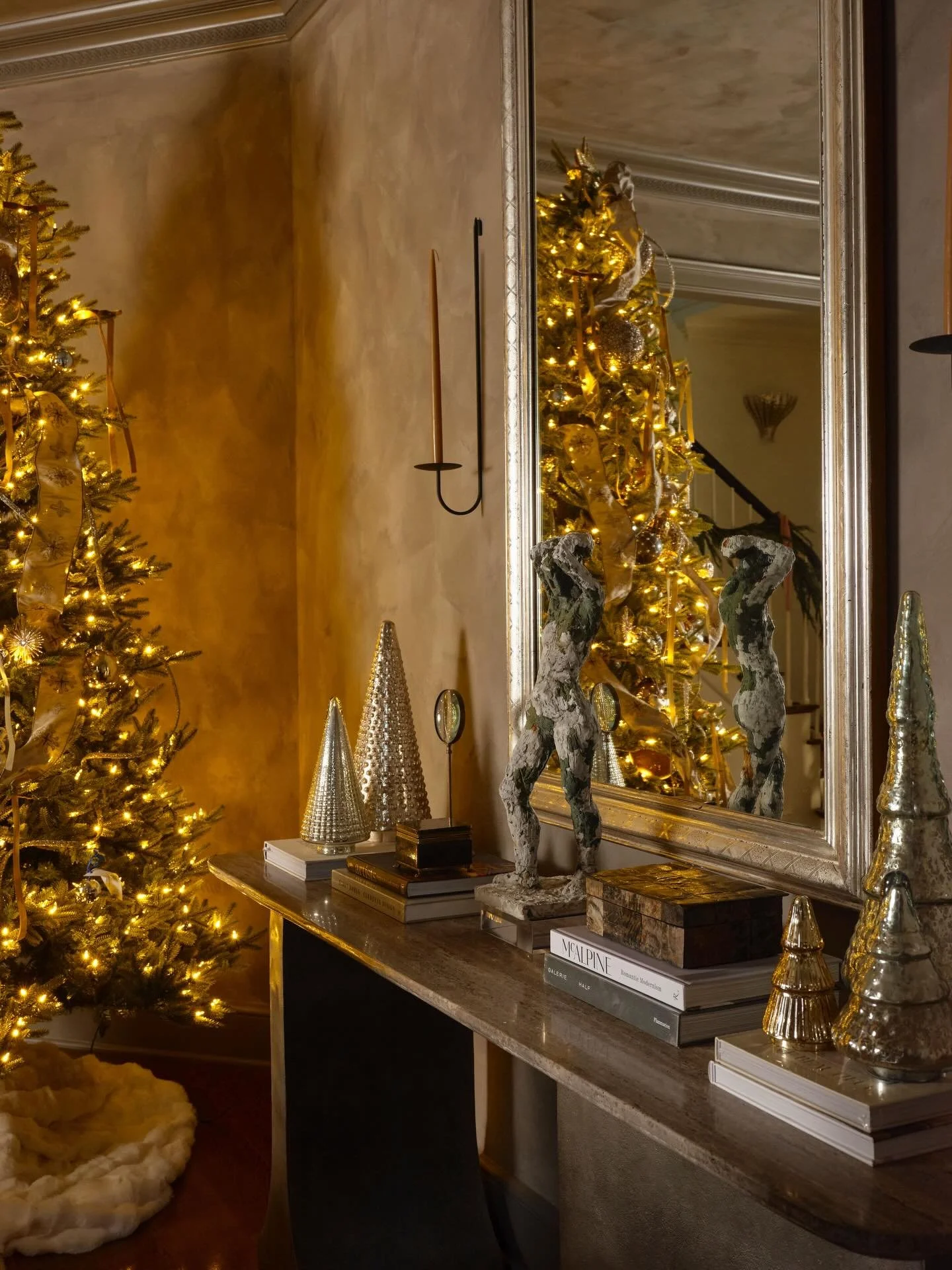 Asking Santa for more plaster walls this year!✨
&bull;
&bull;
&bull;
&bull;
Photography: @andrewwelchphoto 
Interior design: @clairethompsondesign 
&bull;
#clairethompsondesign #interiordesign #mississippi #mississippinteriordesigner #residentialdesi