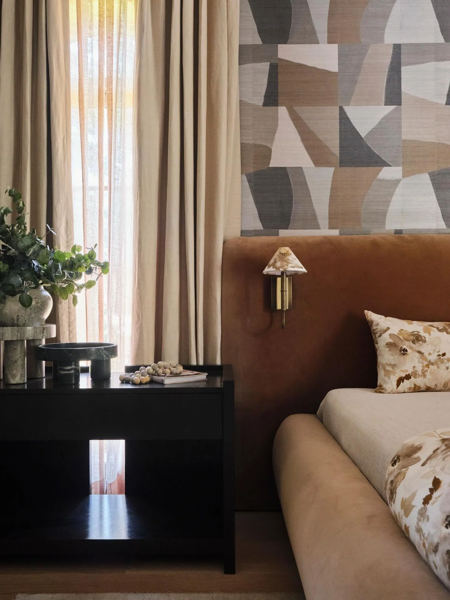 Neutral, but never boring! 🤎✨

#clairethompsondesign #interiordesign #mississippi #mississippinteriordesigner #residentialdesign