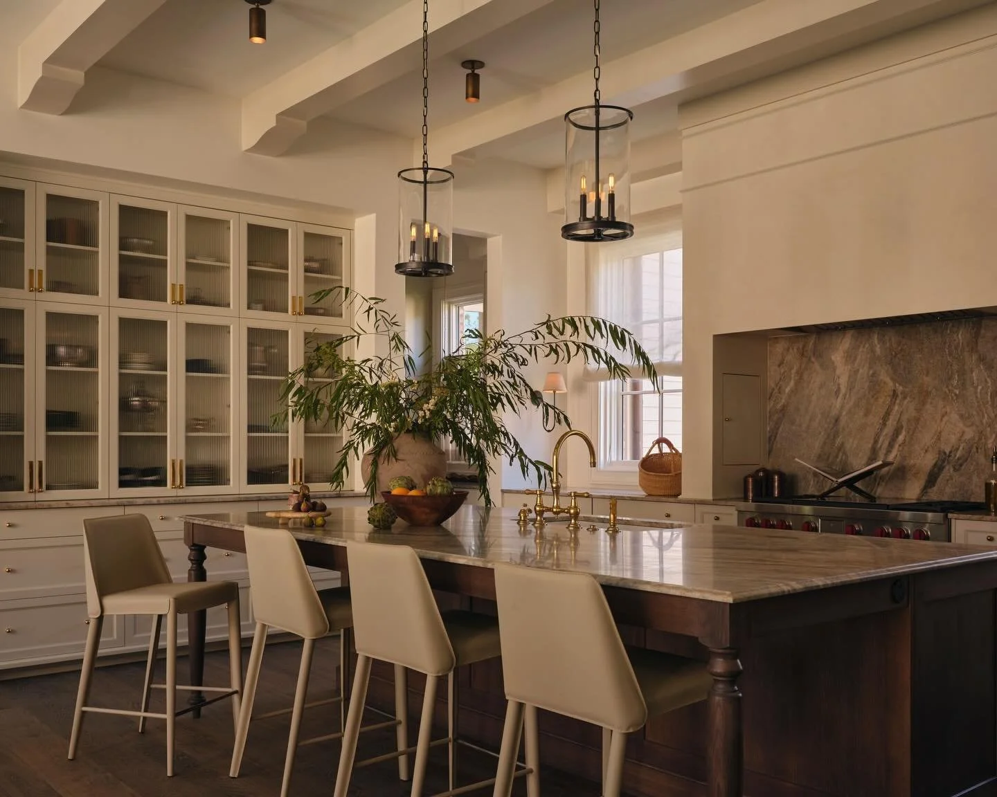 Warm woods, soft neutrals, and a kitchen that feels as good as it looks! 🤎

Interiors: @clairethompsondesign 
Styling: @wrenandrosefloral 
Builder: @portico_homes 
Architect: @juuustjuan 
Photography: @andrewwelchphoto 

#clairethompsondesign #inter