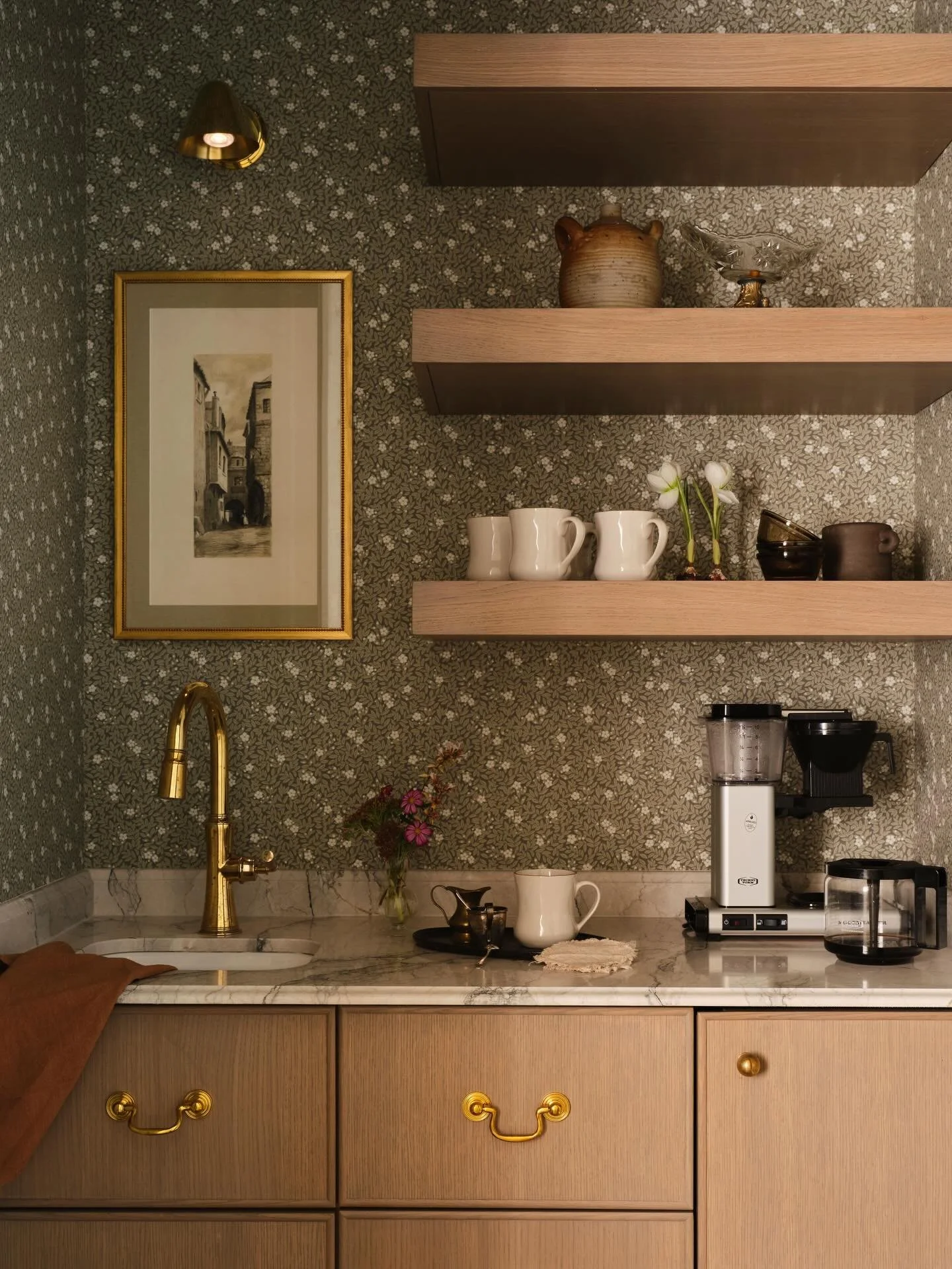 Morning magic, tucked into the primary suite ☕️✨

Interiors: @clairethompsondesign 
Styling: @wrenandrosefloral 
Builder: @portico_homes 
Architect: @juuustjuan 
Photography: @andrewwelchphoto 

#clairethompsondesign #interiordesign #mississippi #mis