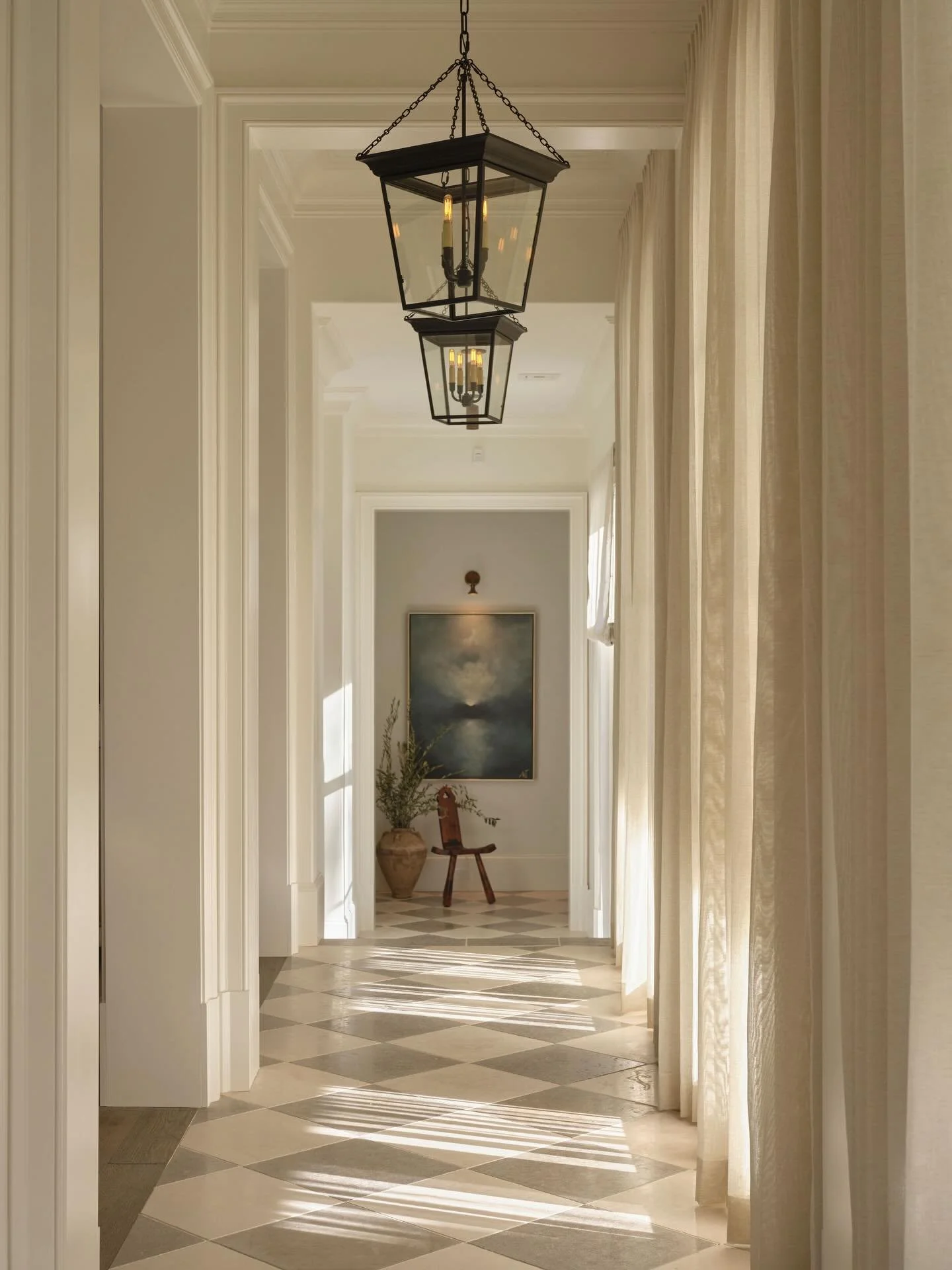 A hallway that feels less like a pass-through and more like a destination.✨

Photography: @andrewwelchphoto 
Interiors: @clairethompsondesign 
Styling: @wrenandrosefloral 
Builder: @portico_homes 
Architect: @juuustjuan 

#clairethompsondesign #inter