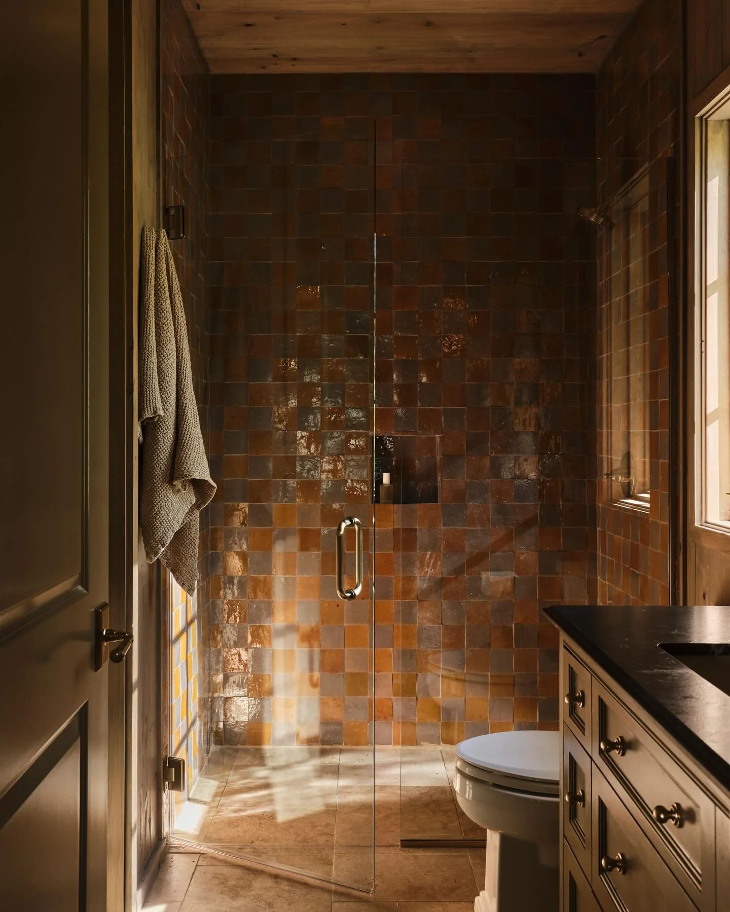 A tonal moment we cannot get enough of 🤎✨

Photography: @andrewwelchphoto 
Interiors: @clairethompsondesign 
Styling: @wrenandrosefloral 
Builder: @portico_homes 

#clairethompsondesign #interiordesign #mississippi #mississippinteriordesigner reside