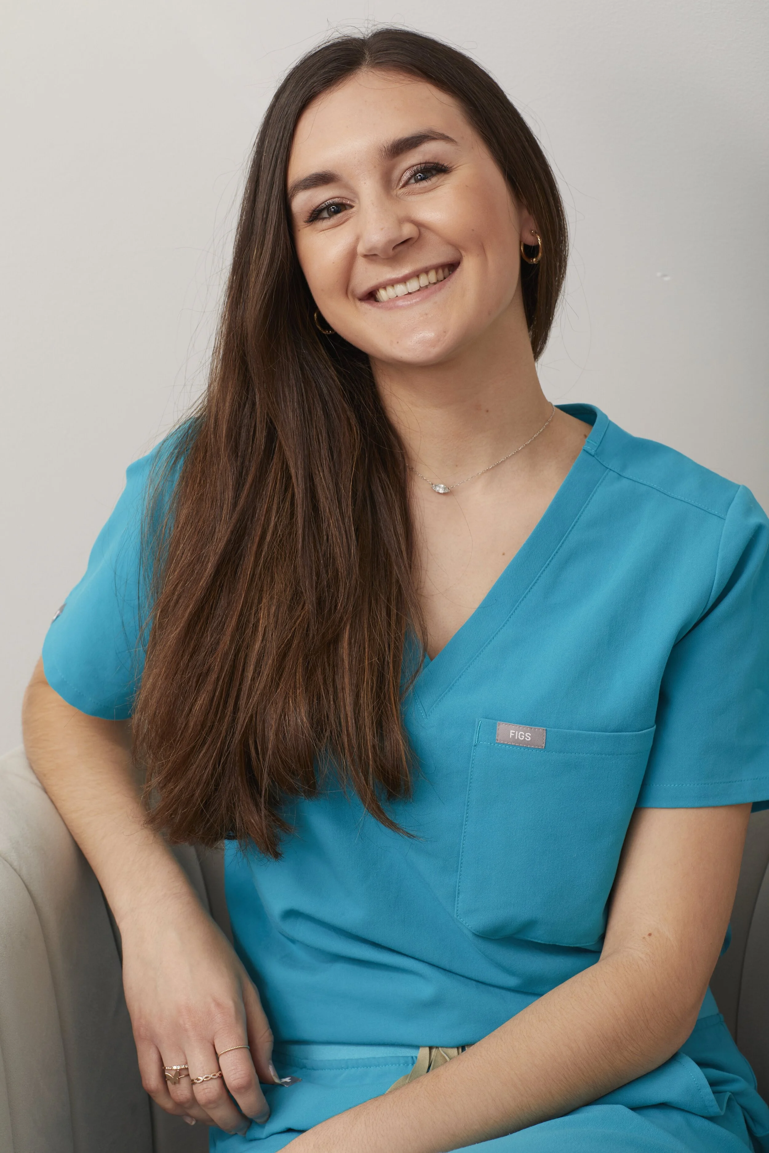 Myriam Bordeleau, membre de l'équipe de Dre Roxane Katiya, dans sa clinique dentaire de St-Bruno-de-Montarville, en train de parler de son parcours et de la manière dont elle peut rendre service aux patients lorsqu'ils sont en clinique.