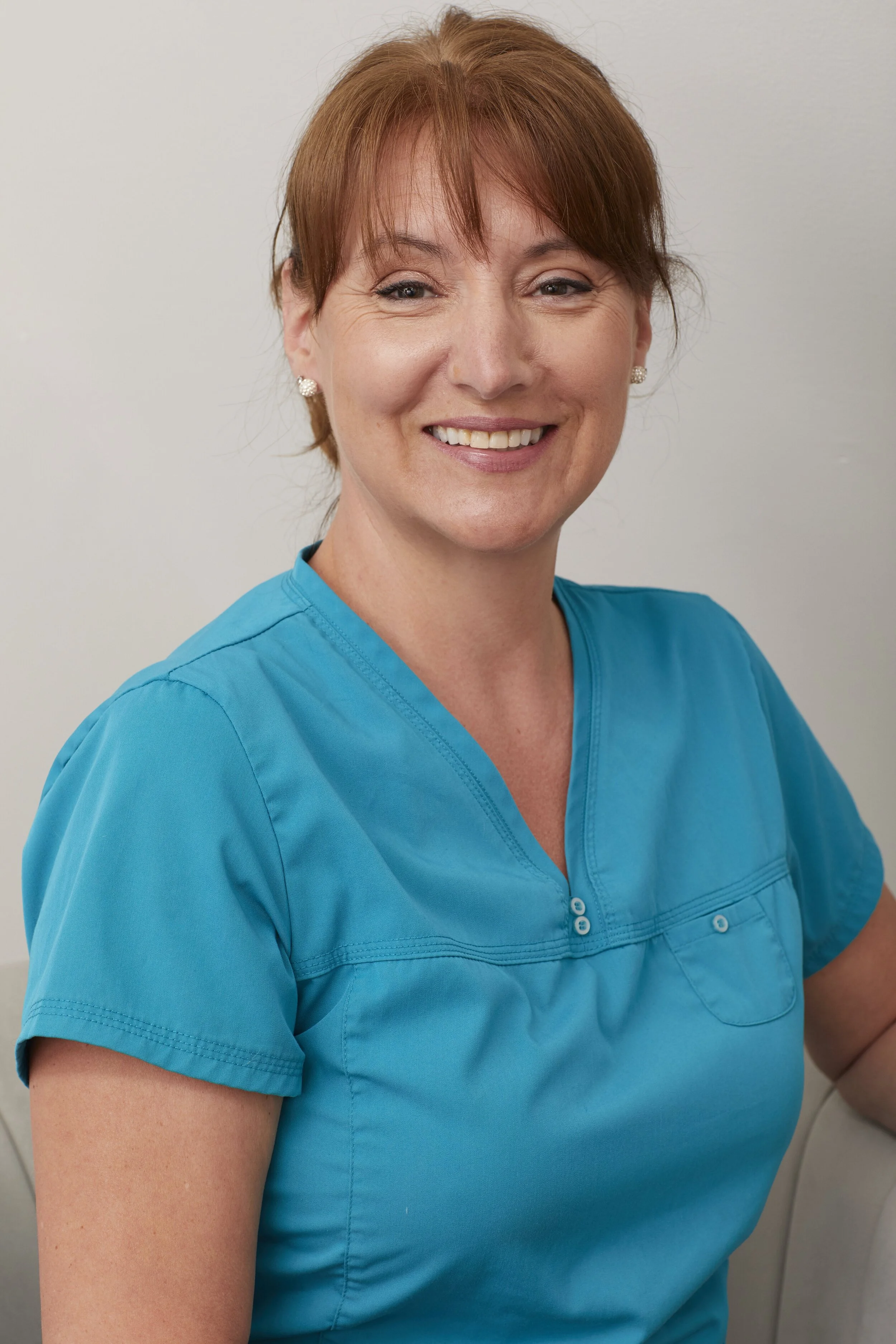 Chantale, membre de la clinique dentaire du Dre Katiya image d'elle souriant et expliquant ce qu'elle fait en tant qu'assistante dentaire et le soin de tous les patients entrant dans leur clinique dentaire à St-Bruno-de-Montarville. 