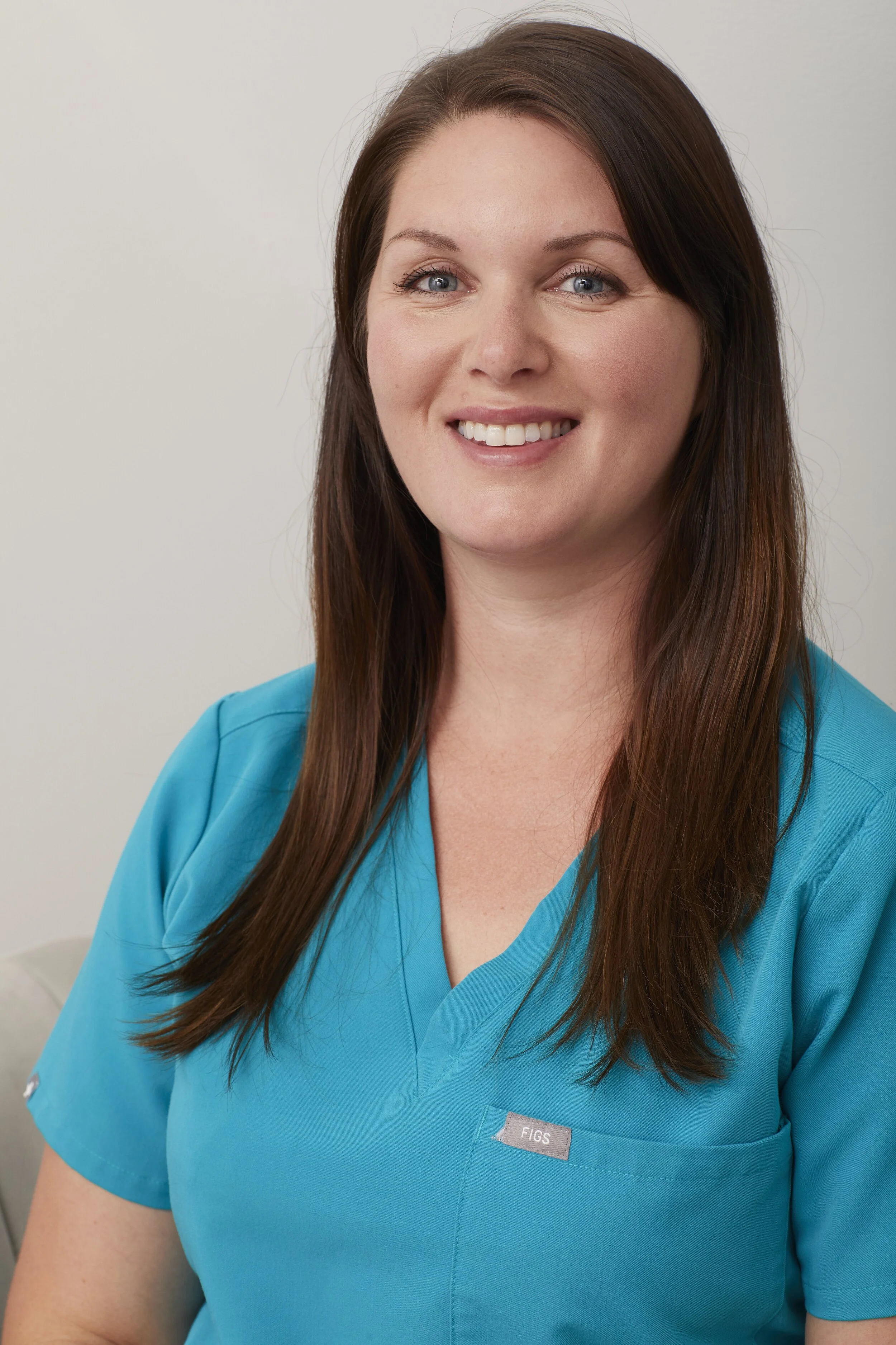 Carolyne un membre de l'équipe du Dr. Roxane un membre de l'équipe du Dr. Roxane Katiya dans sa clinique dentaire de St-Bruno-de-Montarville représentée sur une photo et parlant de son expertise en tant qu'hygiéniste dentaire.