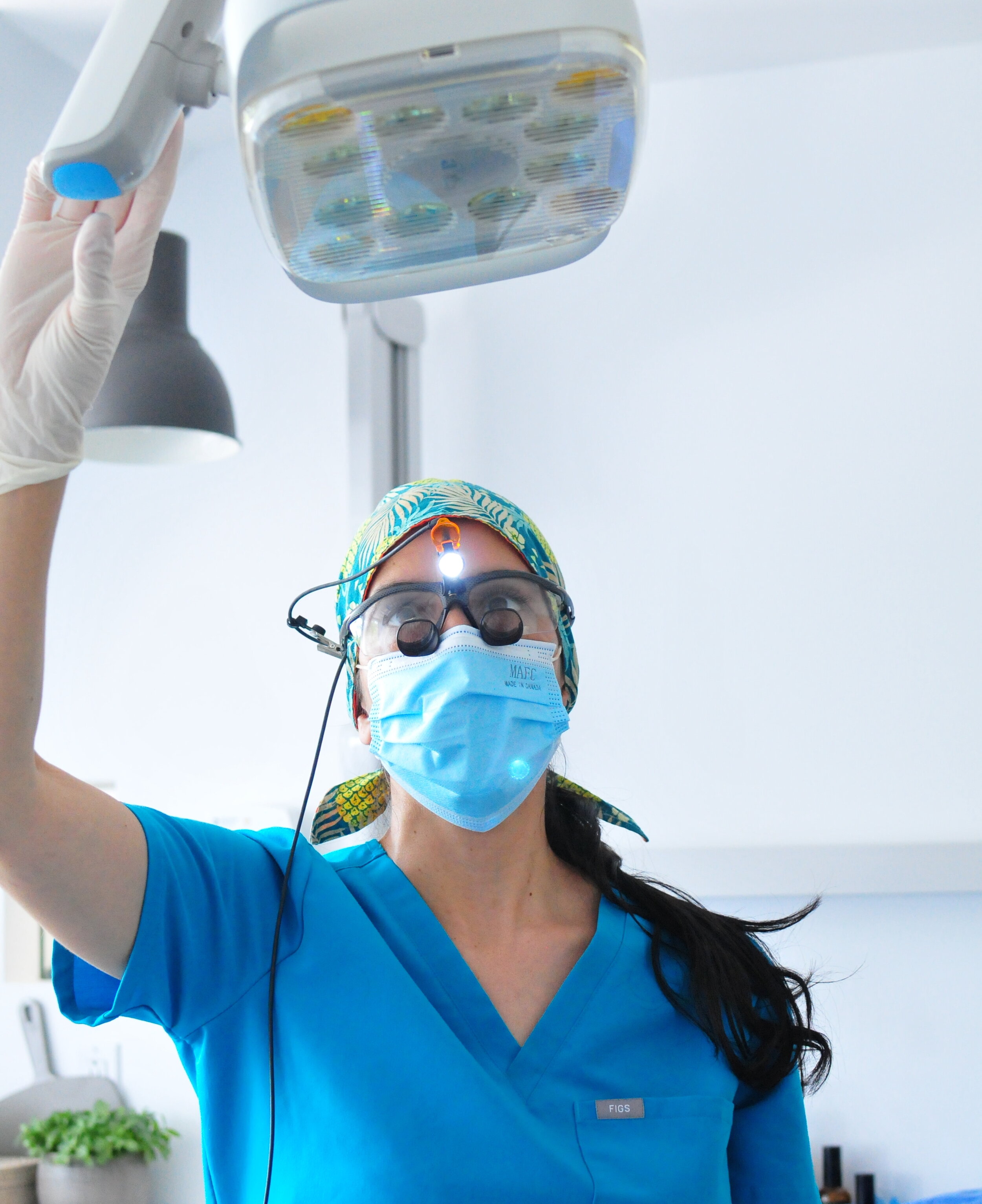 Dre Roxane Katiya se prépare à une procédure d'implantation dentaire pour une dent manquante.