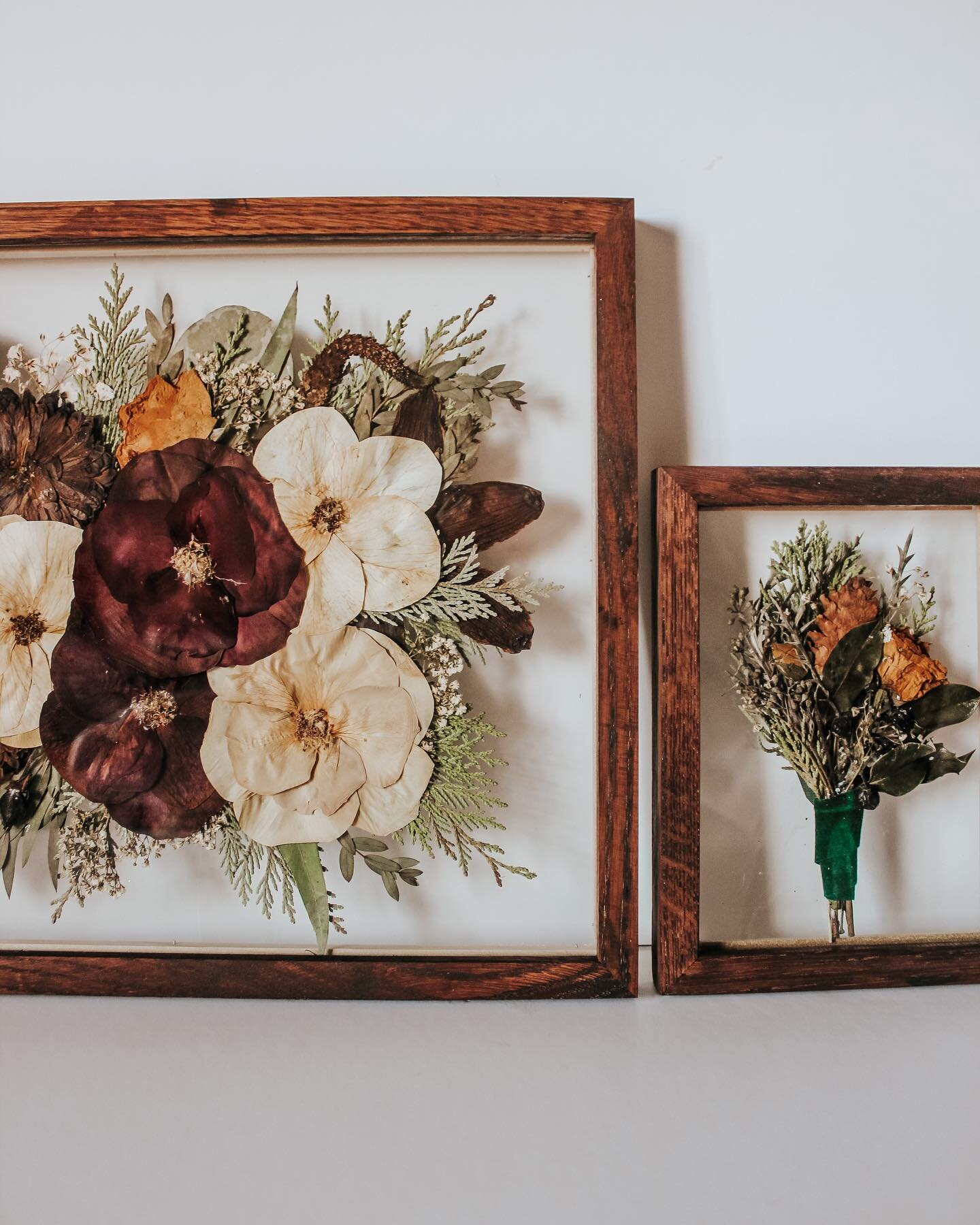Back home to Idaho they go ❤️Bouquet and Boutonniere duos have been my favorite to design lately. Loving the contrast of these florals in the dark oak 11&rdquo;x14&rdquo; &amp; 5&rdquo;x7&rdquo; Frames. 
Florist- @sassyflowers208 
.
.

#pressedflower