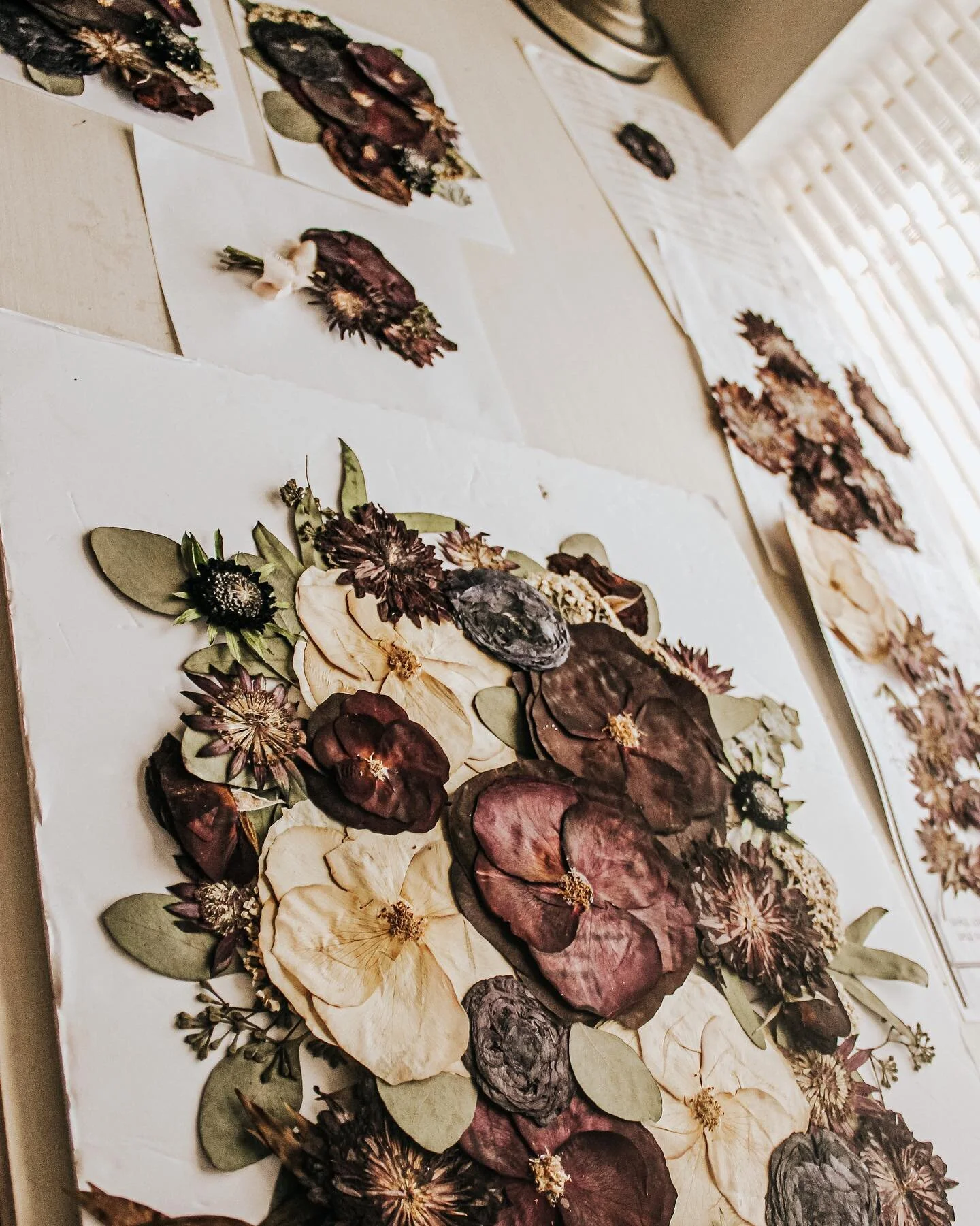 Ok ..but aren&rsquo;t Sam&rsquo;s florals gorgeous?! 🤍Been still hard at work over here gettin January designs finalized 💐 
Focusing on wrapping up January designs and getting to the framing process and then will be getting out shipping batch dates