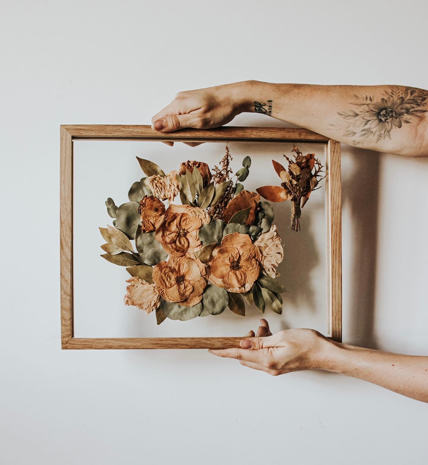 Back home in Hawaii 🤍 
5 1/2 years dried bridal bouquet &amp; boutonniere pressed in the Solid light oak 11&rdquo;x14&rdquo; frame. 
.
.

#pressedflowers #flowerpressing #flowers #Floridaflowers #pressed #pressingflowers #encouragement #truth #shipb