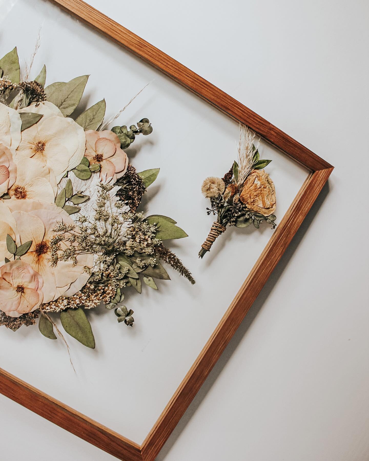 Let&rsquo;s talk design 💐 My favorite part of floral preservation 🫶🏼
The possibilities are endless when it comes to designing your special press.
When your florals are officially ready to be designed and arranged, I will email you several predesig