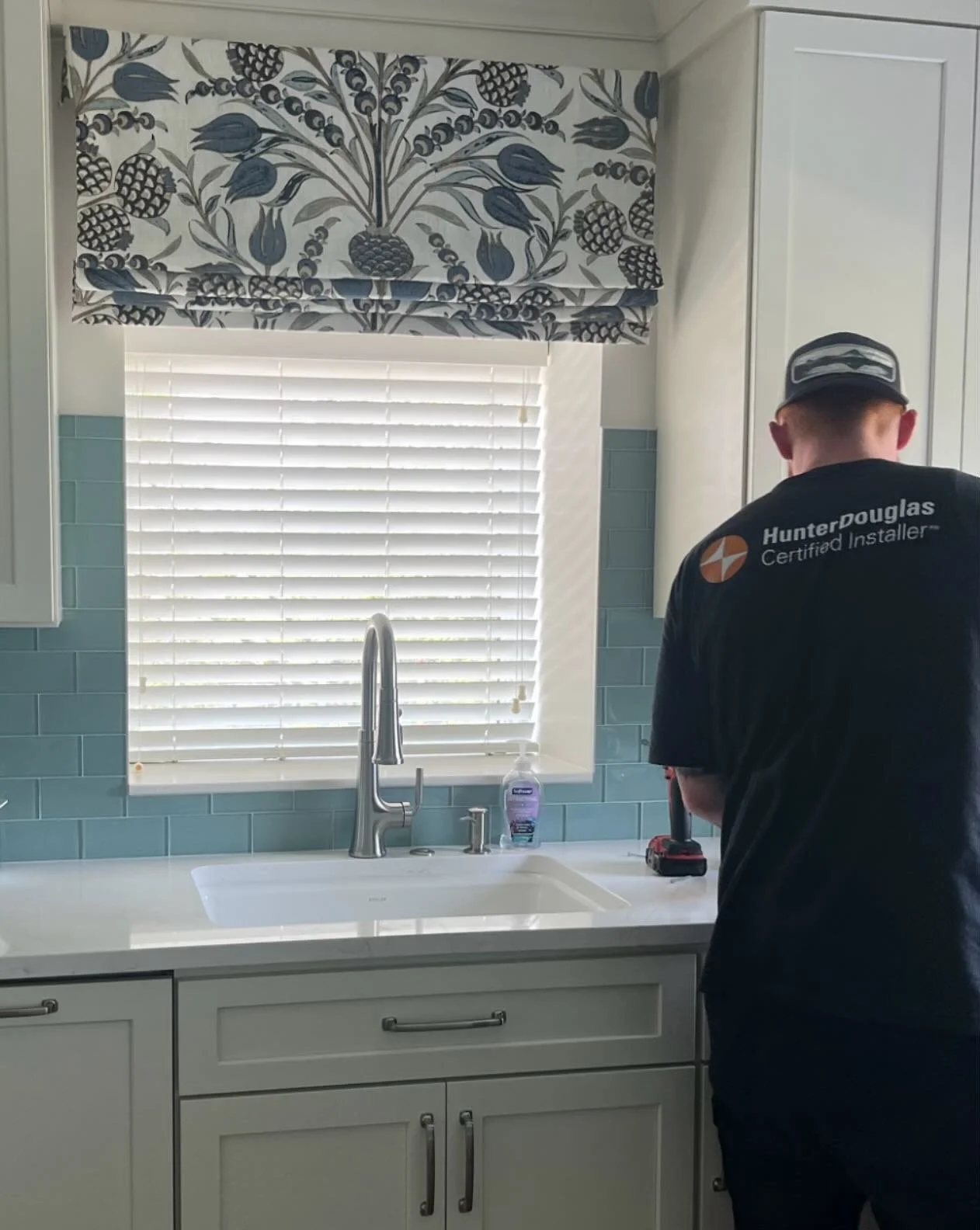 WINDOWS&hellip;DRESSED! ✅
Cue the weekend. 😊

#elevatedroom  #elmhurstproject #windowtreatments #fauxromanshadevalance #design #decor #interiordesign #interiordesigner #chicagodesigner #clarendonhillsinteriordesigner #kitchen #kitchenremodel #kitche