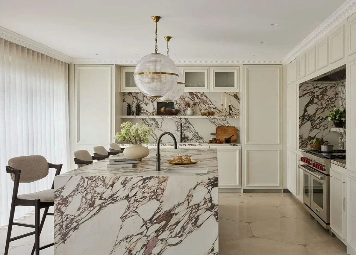 ✨TUESDAY&rsquo;S TIP: wake up your white kitchen and elevate it to stardom ⭐️ with the addition of a bold, beautiful marble like this, &lsquo;Violeta.&rsquo; 

Kitchen by Amy Stoddard Studio via ROMO

#chicagodesigner #clarendonhillsinteriordesigner 