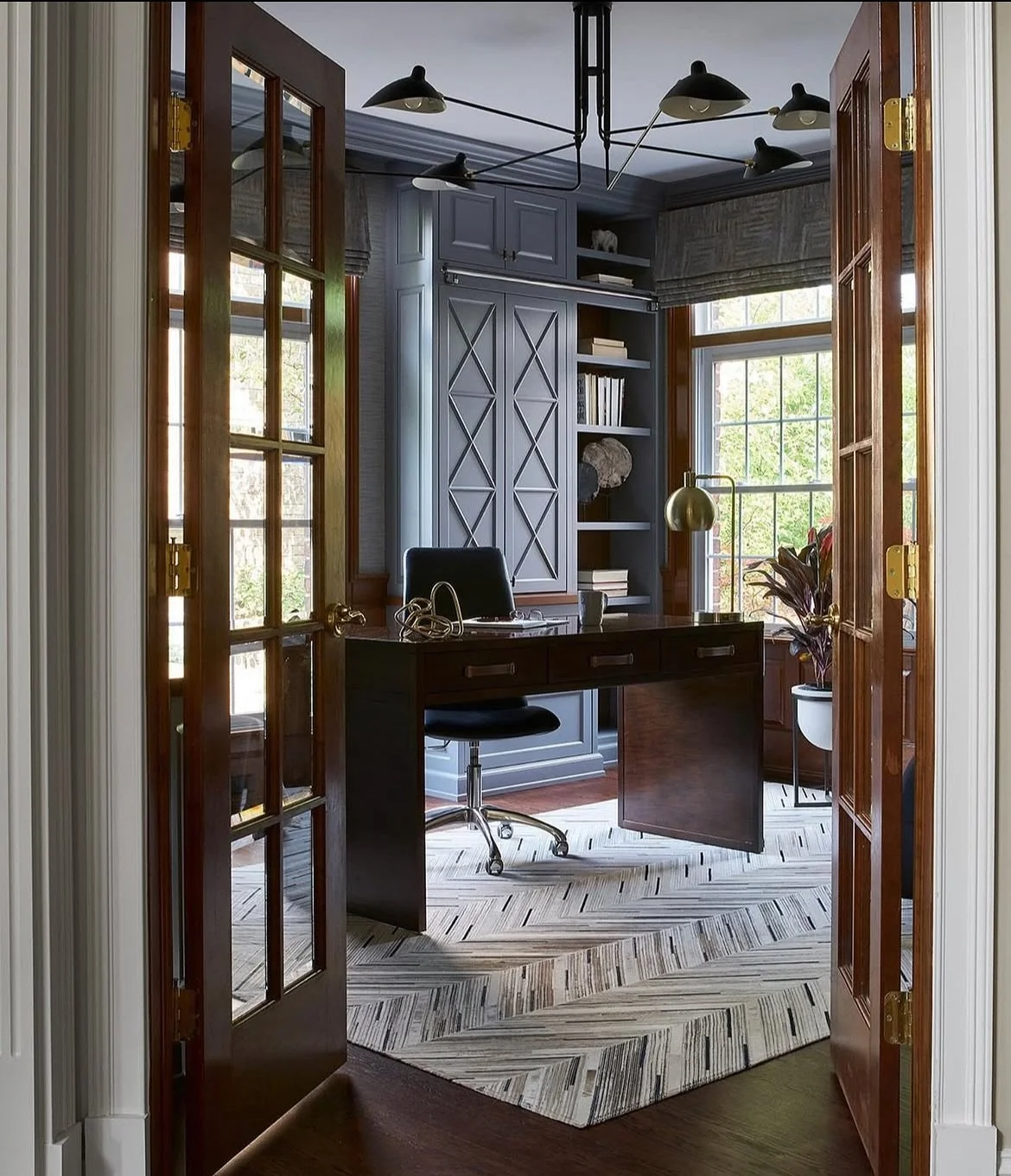 BEFORE &amp; AFTER ✨
Swipe left to see how this office was fully  transformed from top to bottom with new custom cabinetry to provide much-needed storage. Give me your worst and I&rsquo;ll give you my best! 

#homeofficeremodel #desk #custimcabinetry