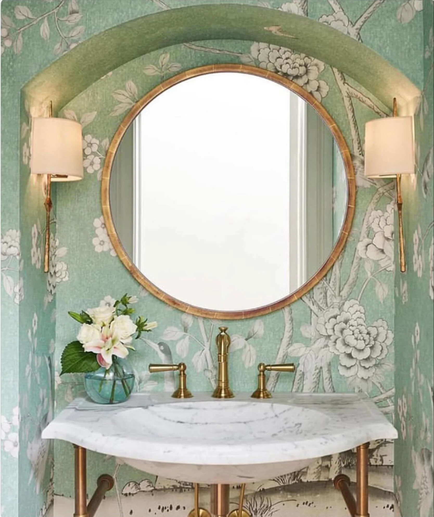 ✨The Perfect Powder Room✨  From the chinoiserie paper to the great brass mirror, sconces &amp; tap, I&rsquo;m in love with everything about this beautiful space! 
Designer @lauracovingtoninteriors

#powderroom #perfectpowderroom #pictureperfectpowder