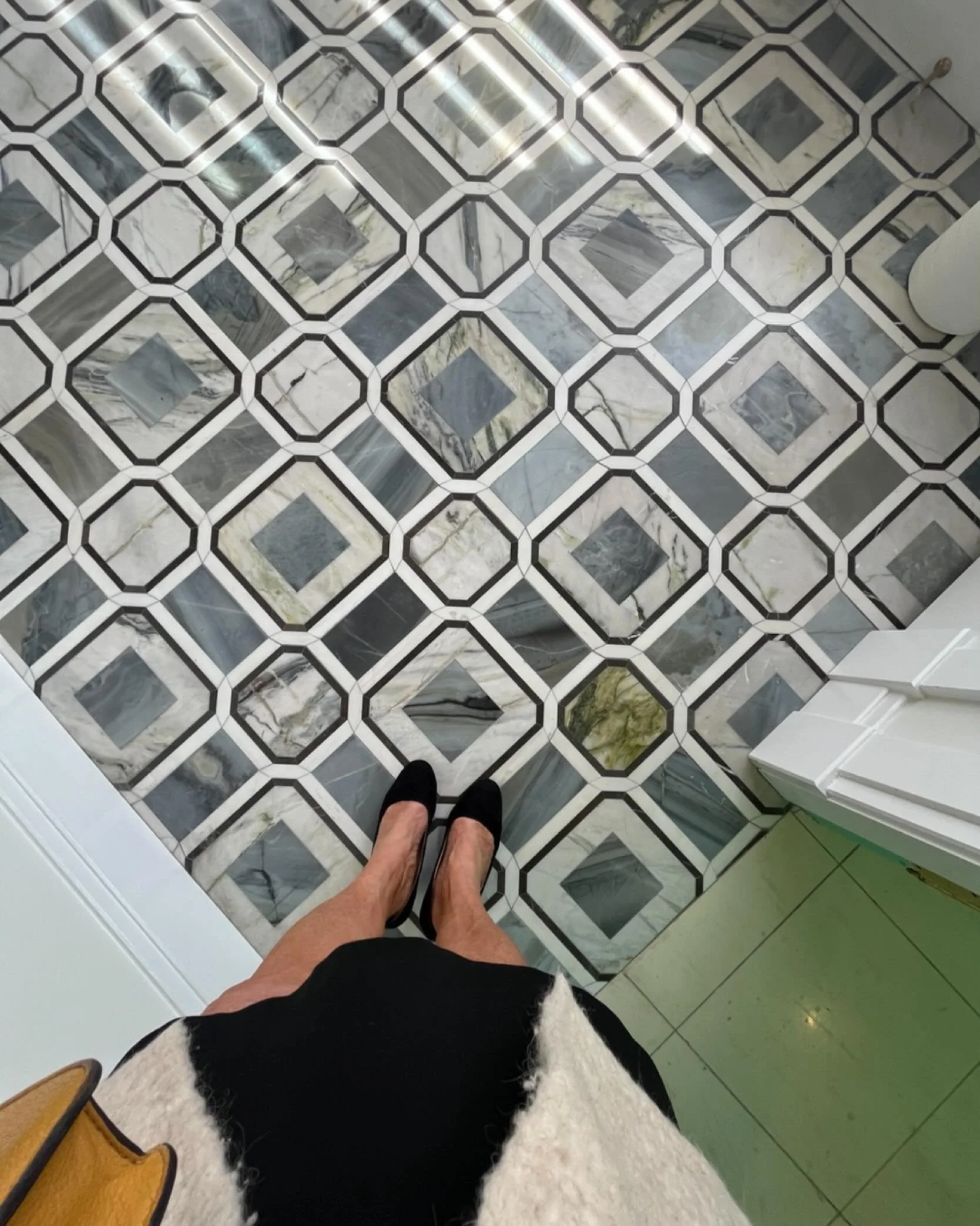 ✨TOP DOWN TUESDAY VIBES 
Amaaaa-zing marble mosaic tile floor from the recent Lake Forest Showhouse, benefiting The Infant Welfare Society of Chicago. Love this - can&rsquo;t wait to use it in one of my projects! 

#ren_tilechicago #lakeforestshowhou